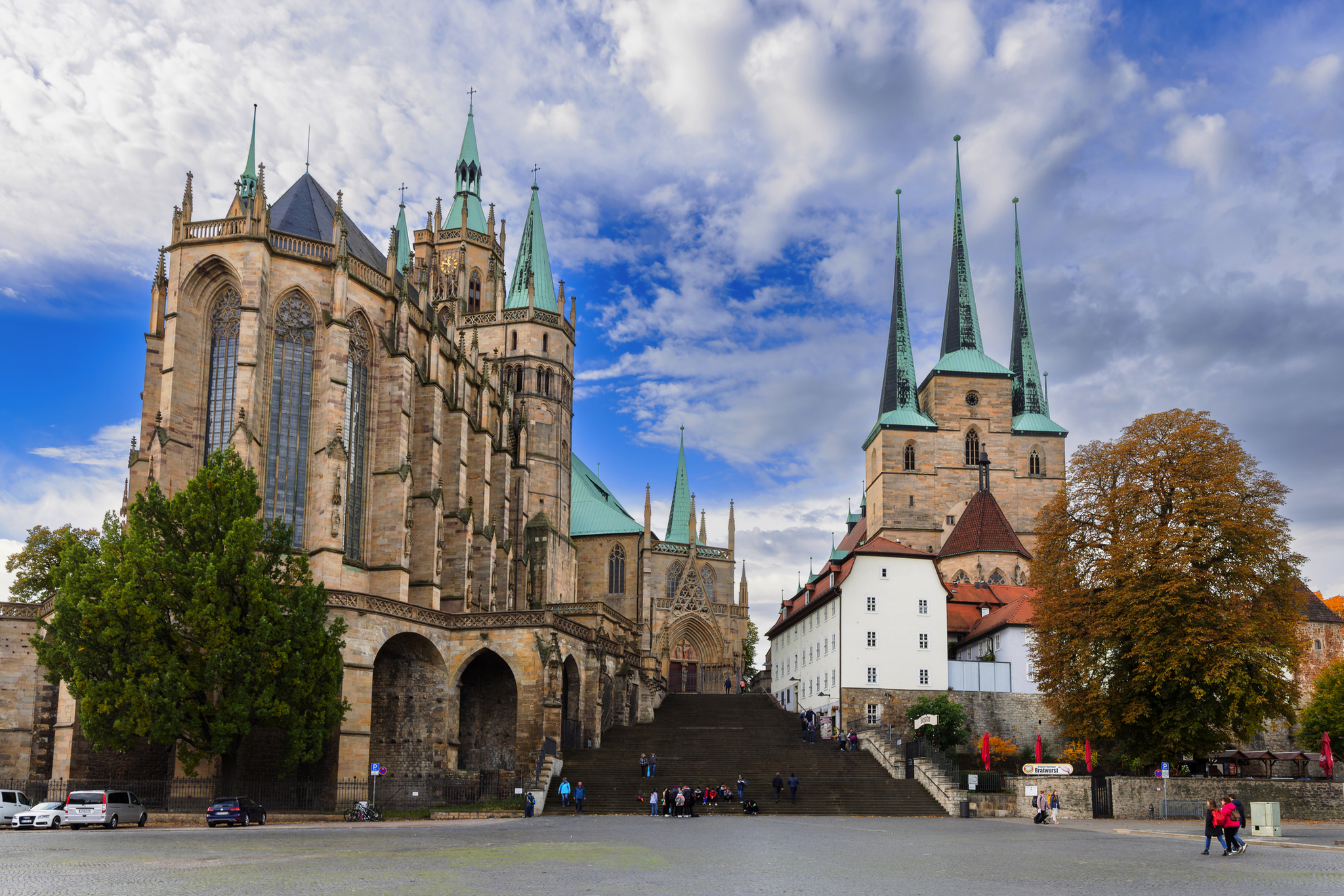 Historische Kirche mit hohen Türmen und blauem Himmel im Hintergrund.