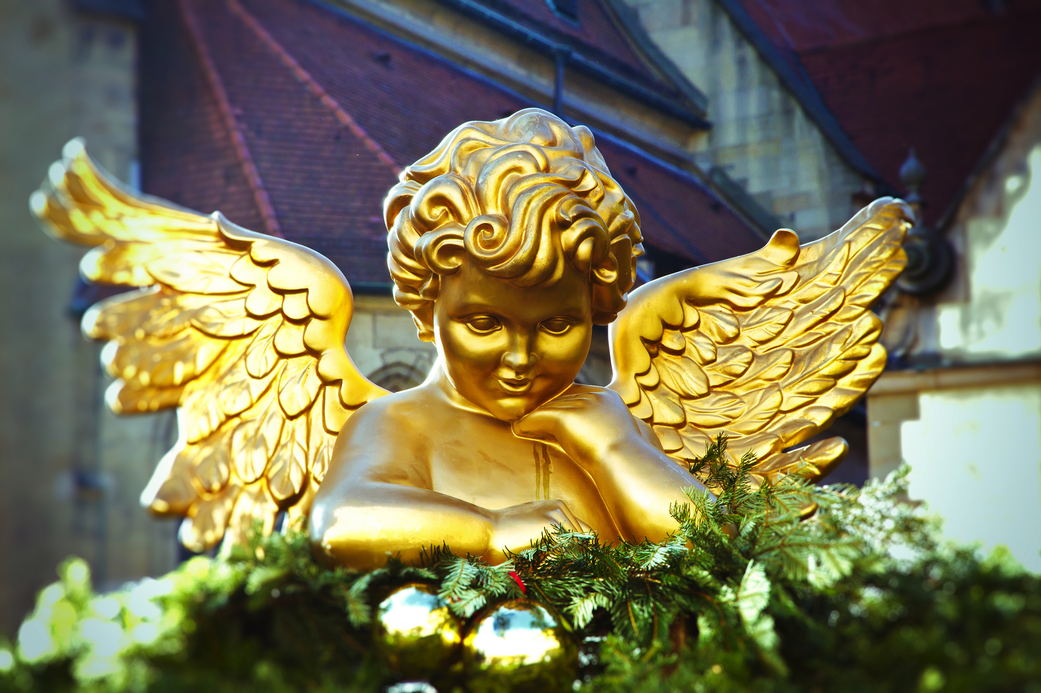 Weihnachtsengel auf dem Stuttgarter Weihnachtsmarkt umgeben von weihnachtlicher Dekoration.