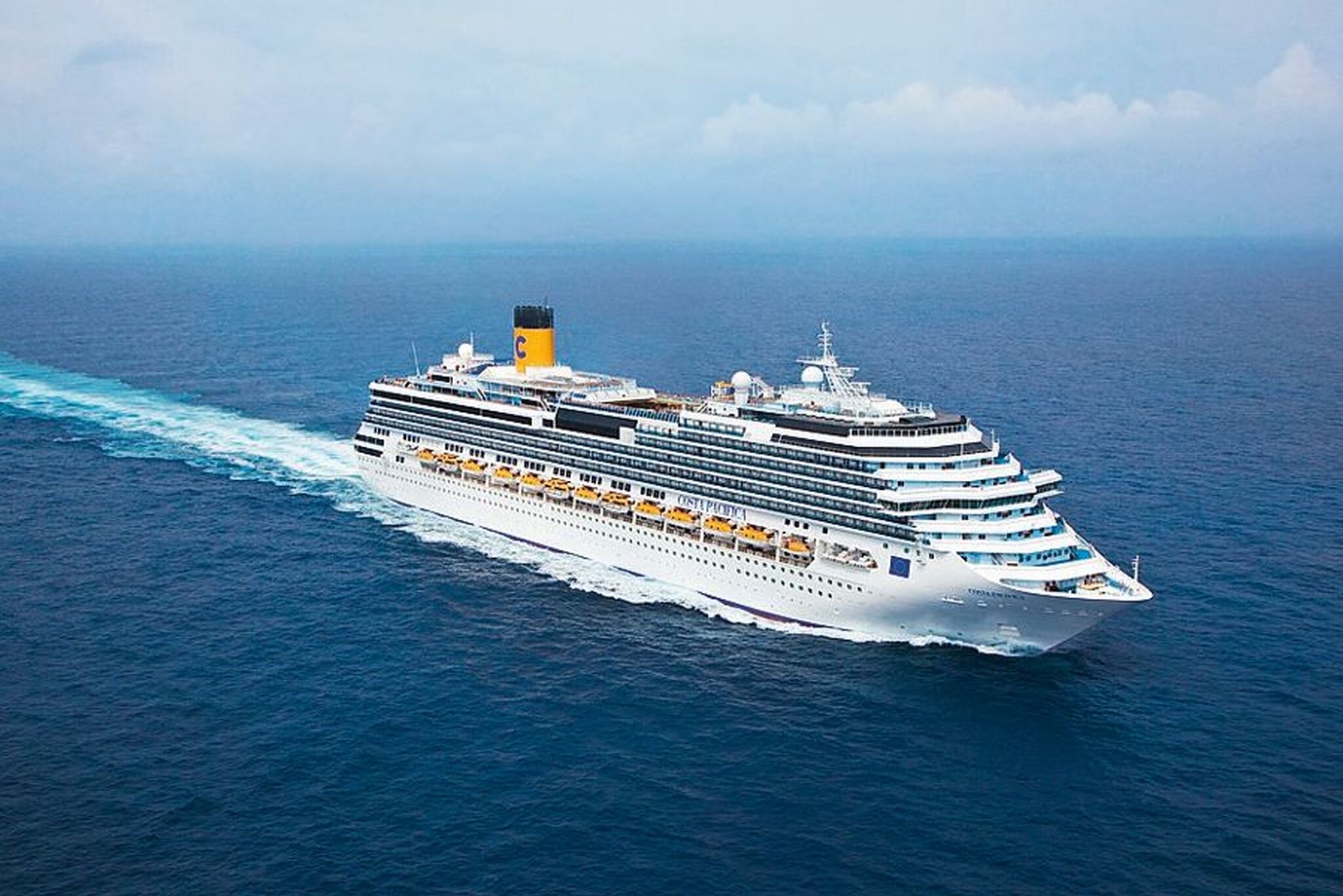 Kreuzfahrtschiff Costa Pacifica auf dem Meer fahrend.