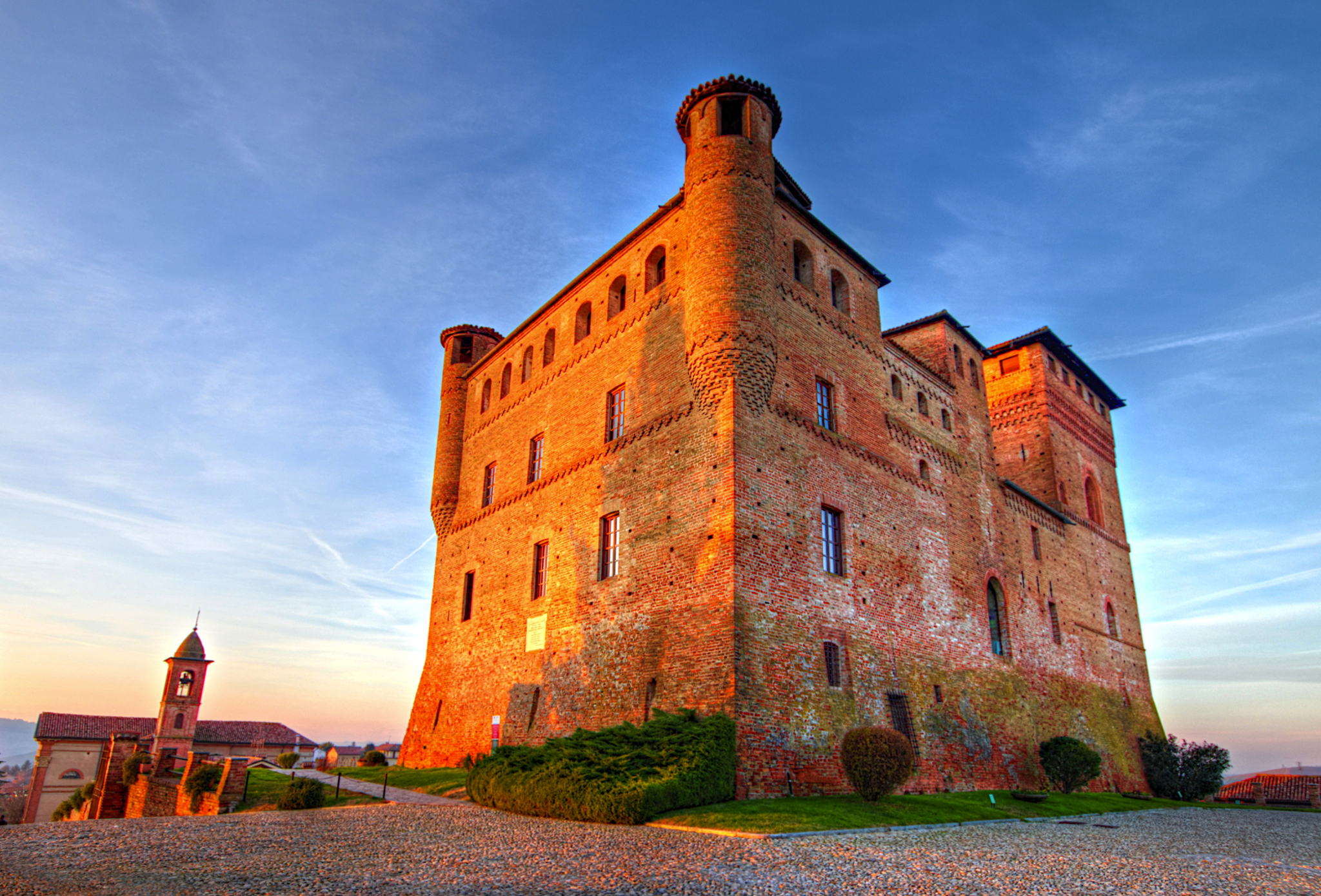Blick zur goldenen Stunde auf das Schloss Grinzane Cavour Bild