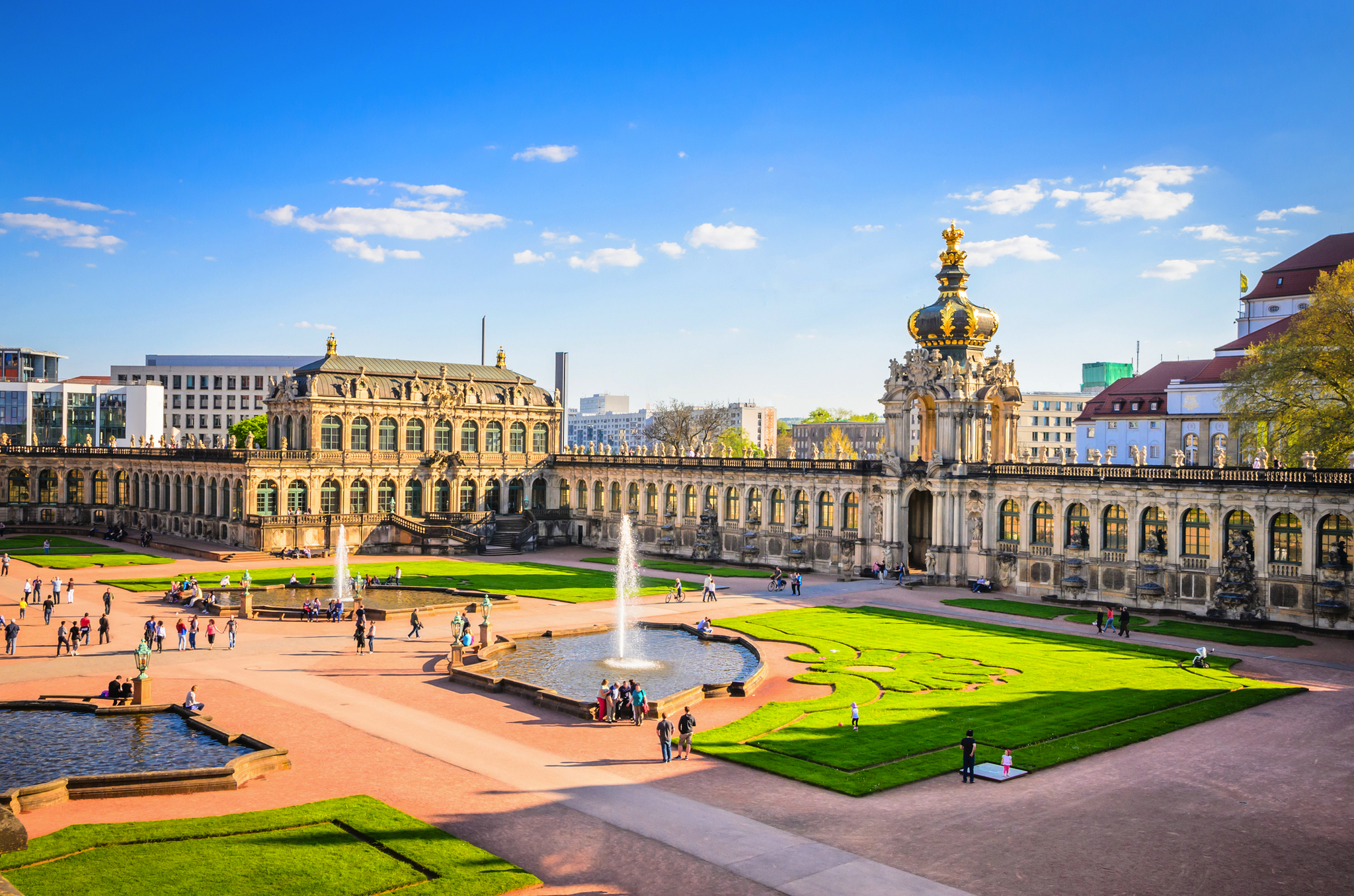 Zwinger in Dresden, Deutschland. Historischer Barock-Museumskomplex mit Kronentor, Festungsmauern und Galerien. Bekanntes Wahrzeichen und UNESCO-Weltkulturerbe. Menschen besichtigen das Gelände mit Brunnen.