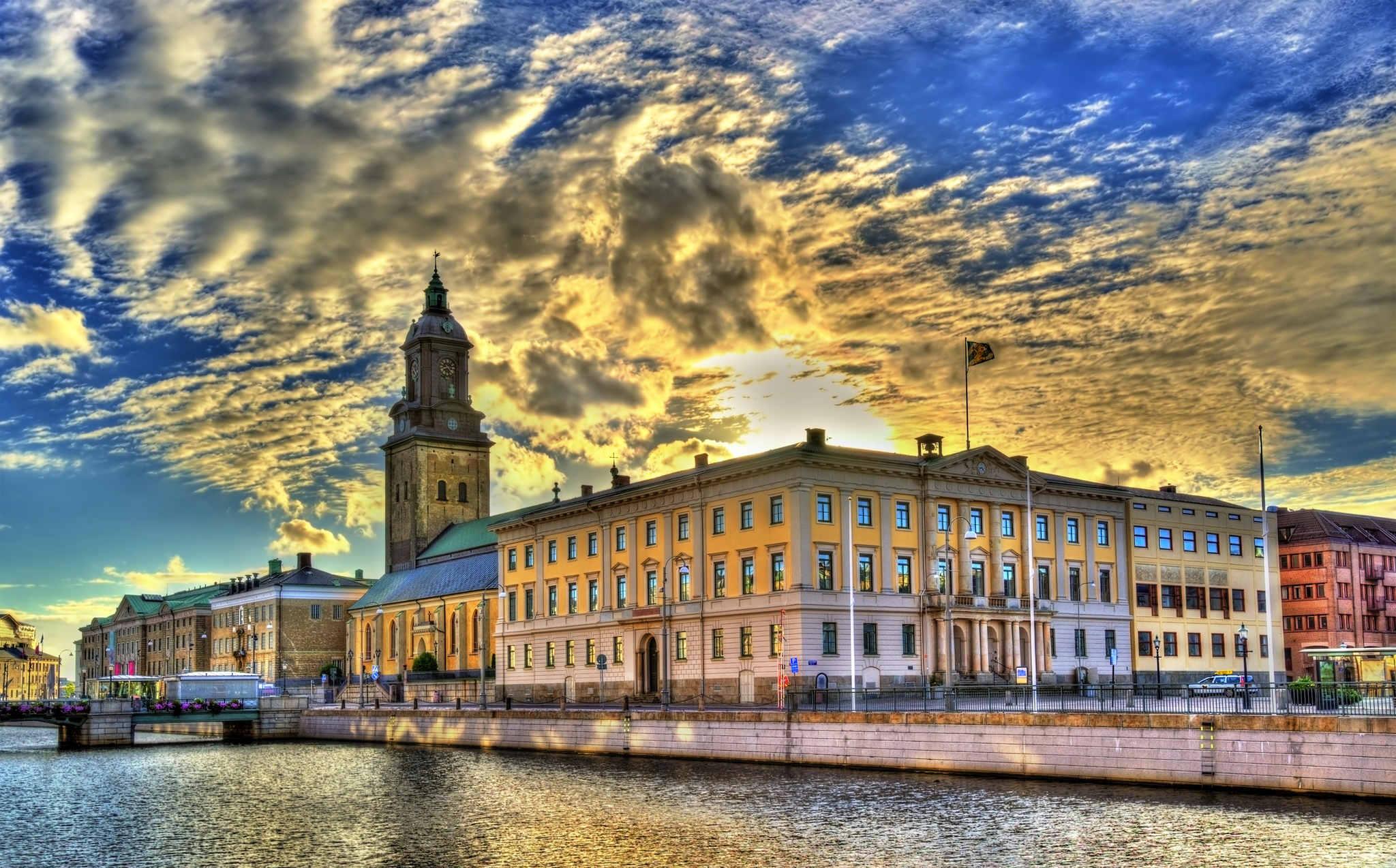 Göteborger Rathaus und die Deutsche Kirche am Fluss Göta älv in Göteborg, Schweden an der Westküste Skandinaviens.