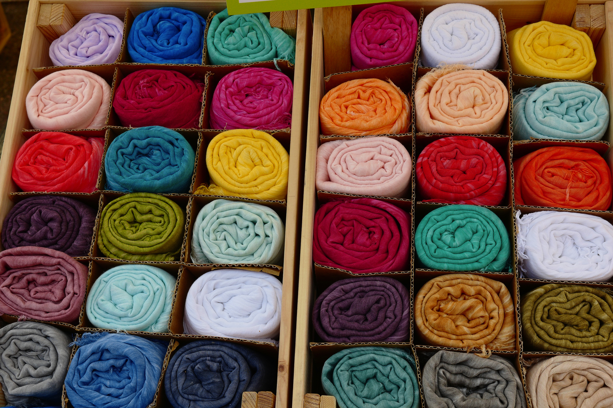 San Pantaleo - Tücher und Wollschals auf dem Markt Bild