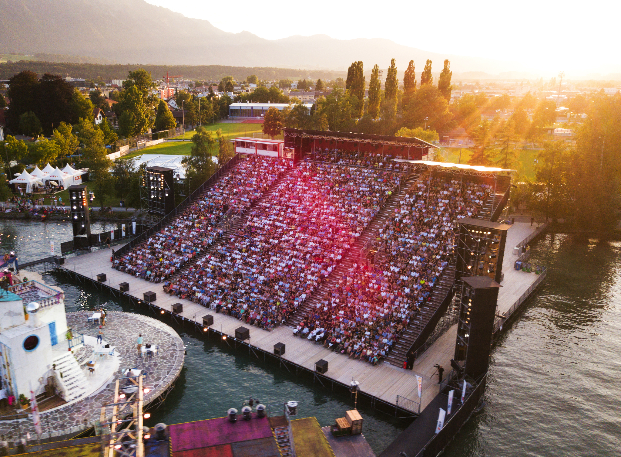 Eindrucksvolle Seebühne mit Panoramablick Bild