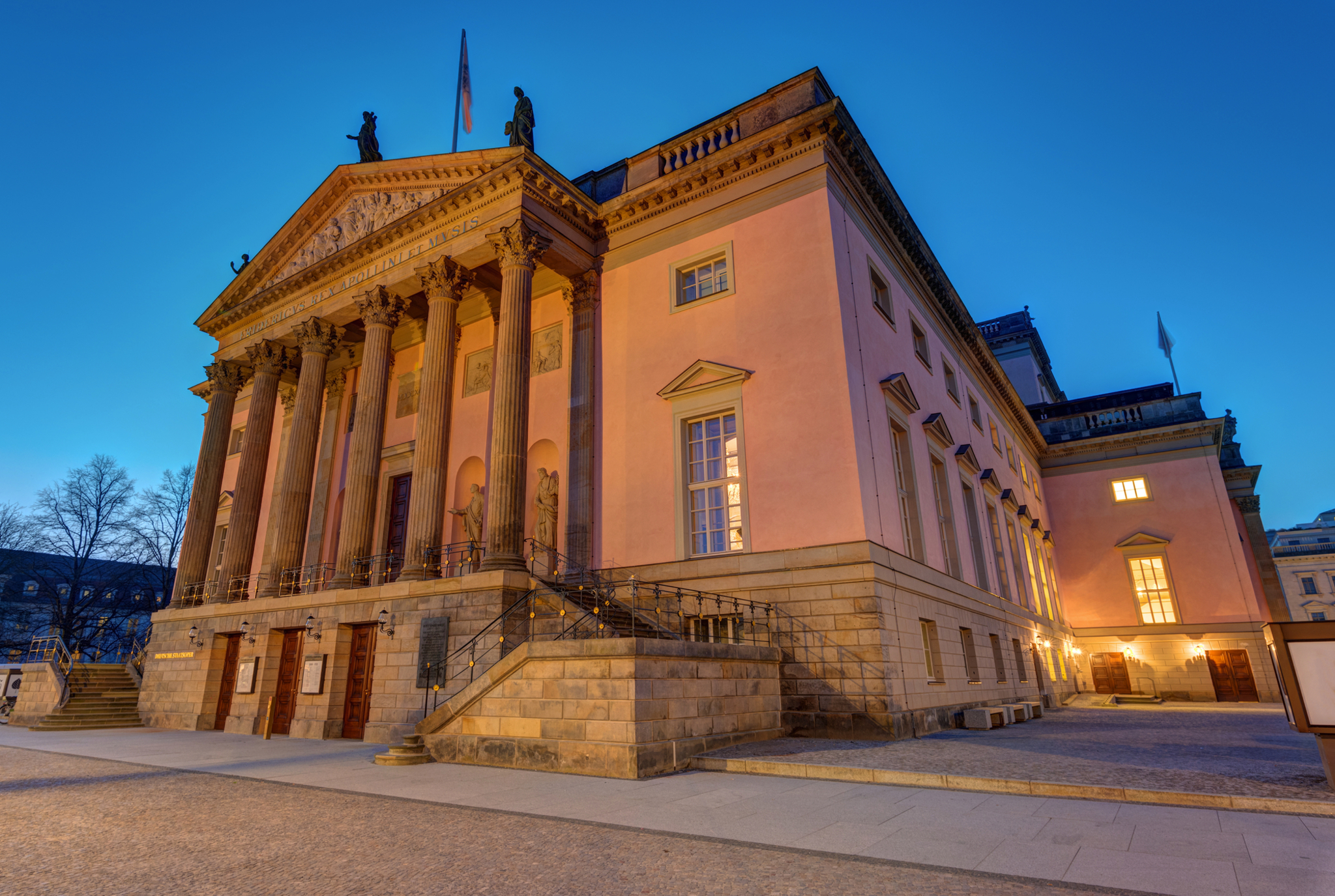 Deutsche Staatsoper in Berlin, Deutschland Historisches Gebäude mit Säulen bei Abenddämmerung.