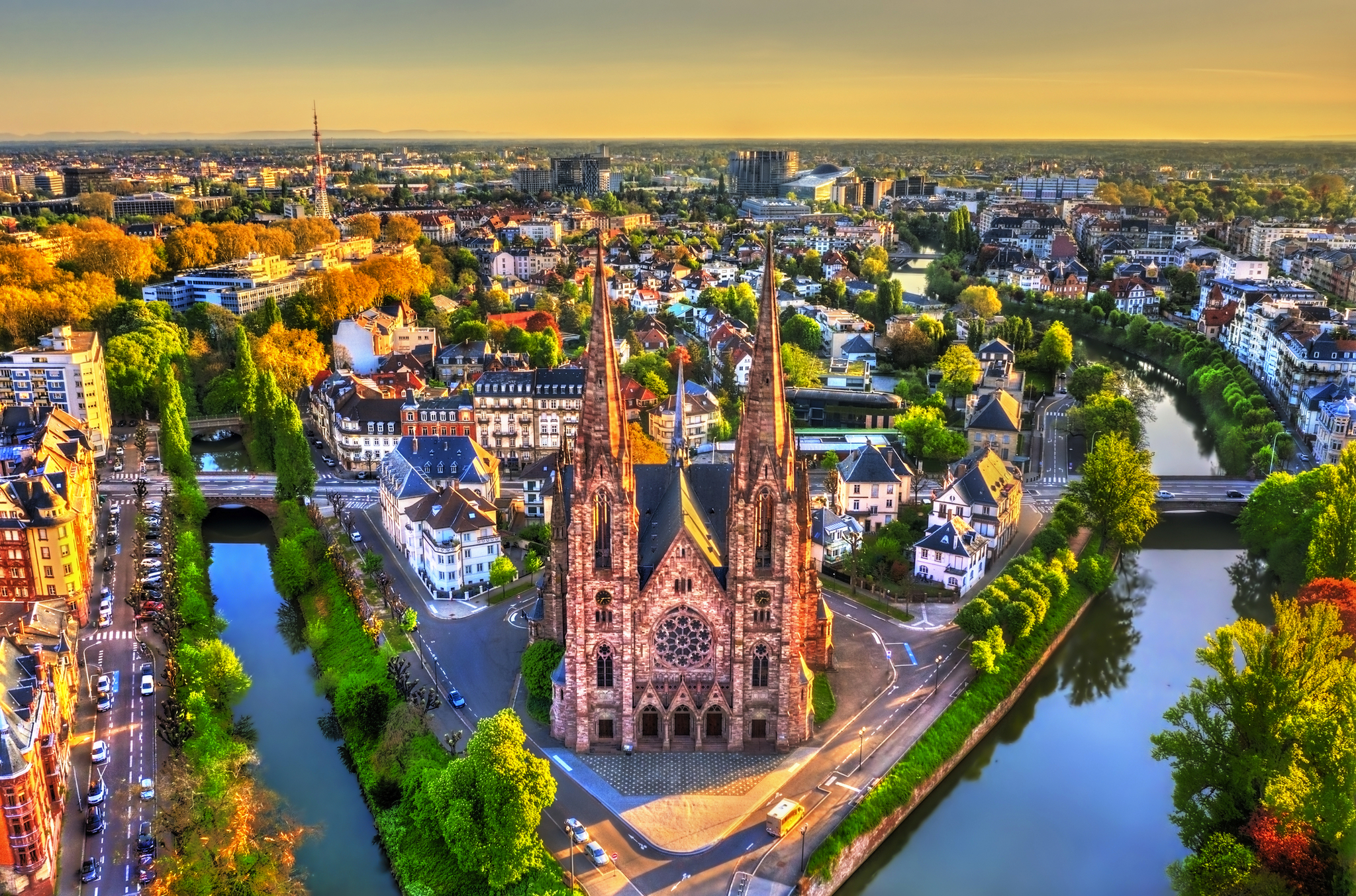 Kirche mit zwei Türmen in einer Stadtlandschaft, von oben fotografiert