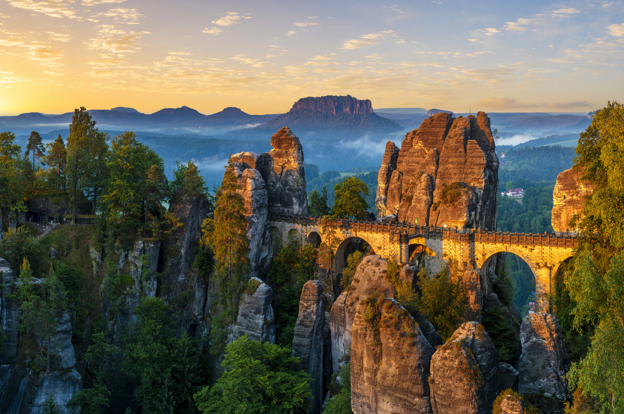 Felsformation mit Brücke in malerischer Landschaft bei Sonnenaufgang