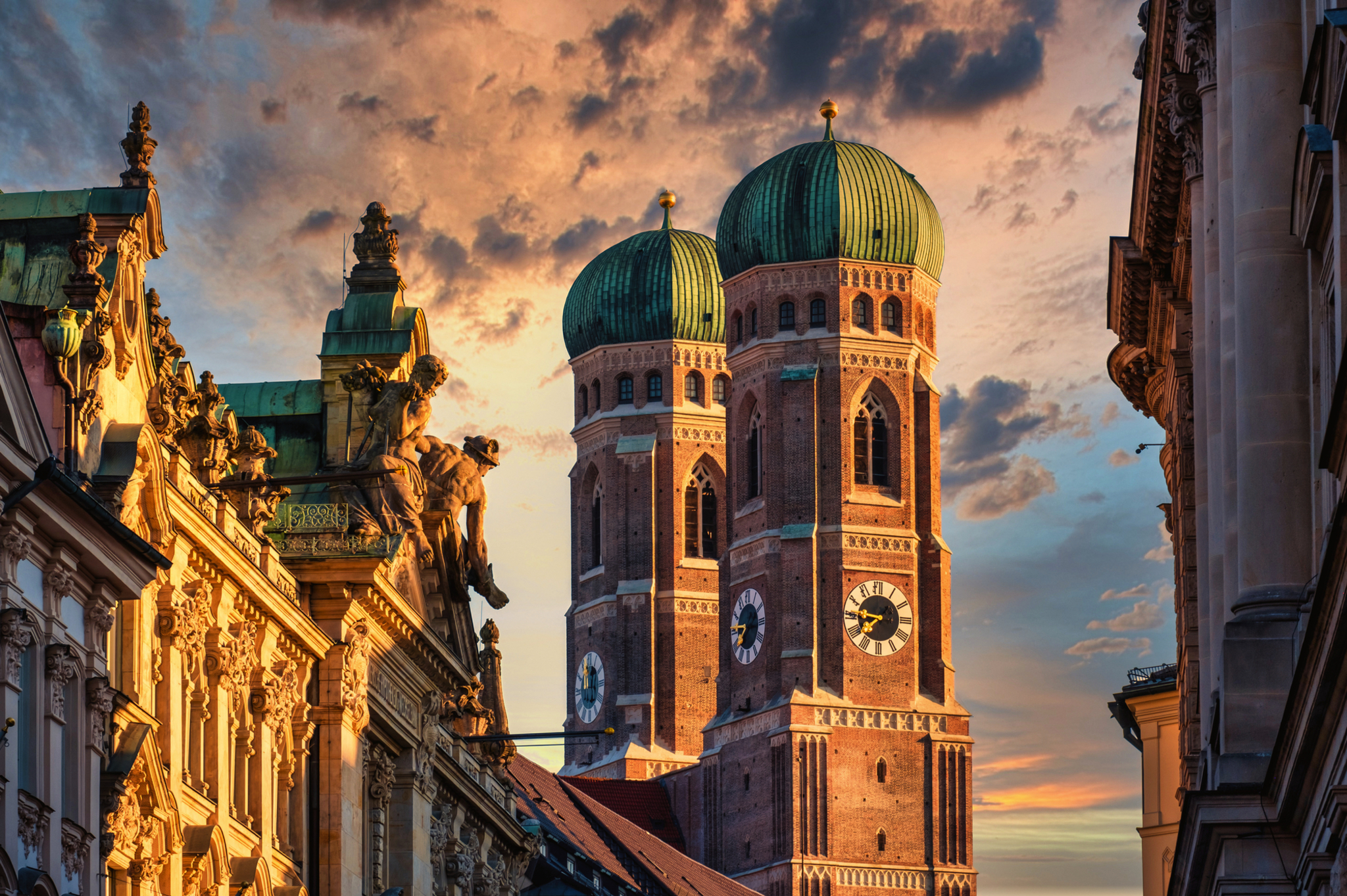 Frauenkirche in München bei Sonnenuntergang Bild
