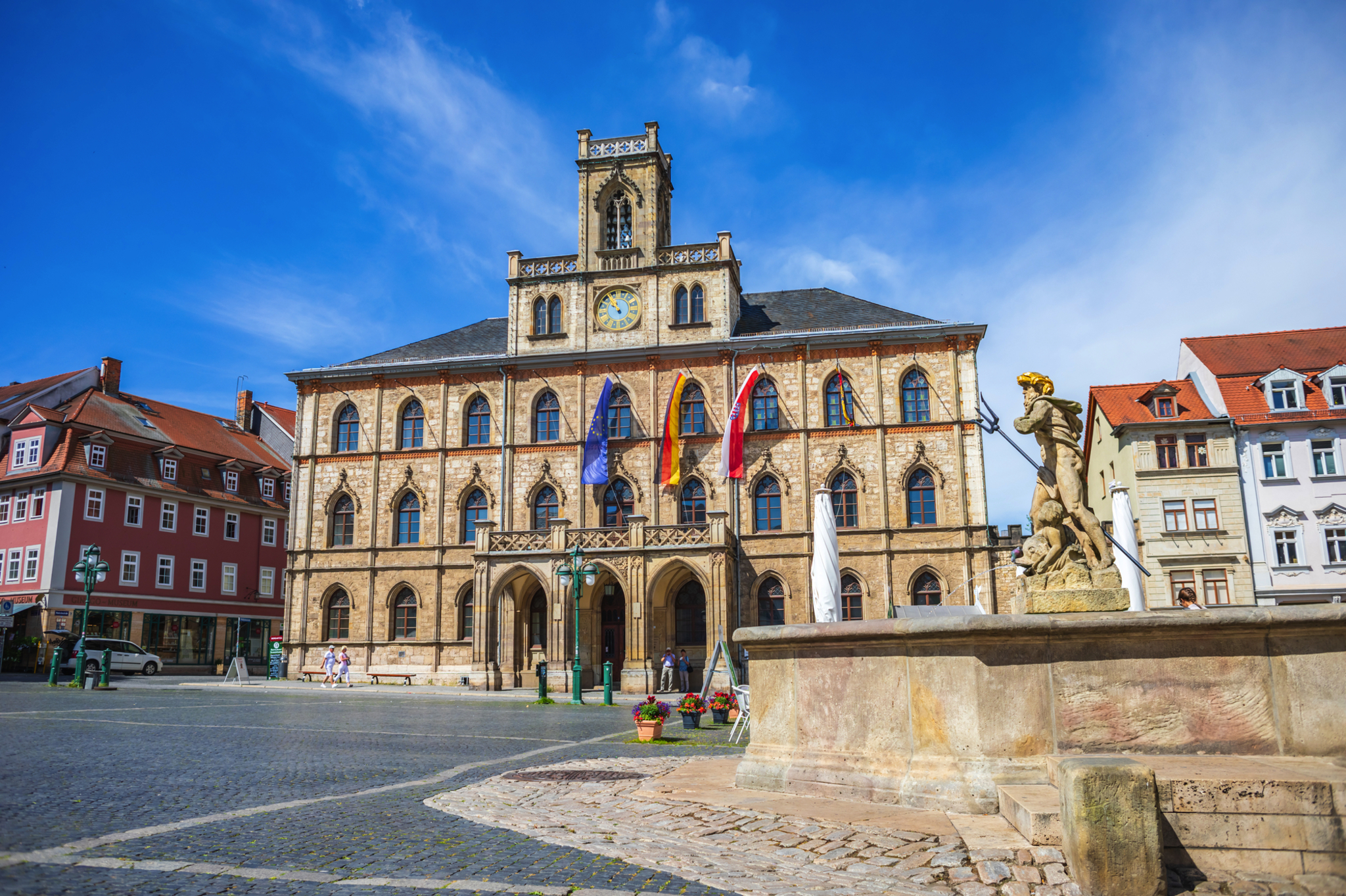 Marktplatz in Weimar mit dem historischen Rathaus im Hintergrund.
