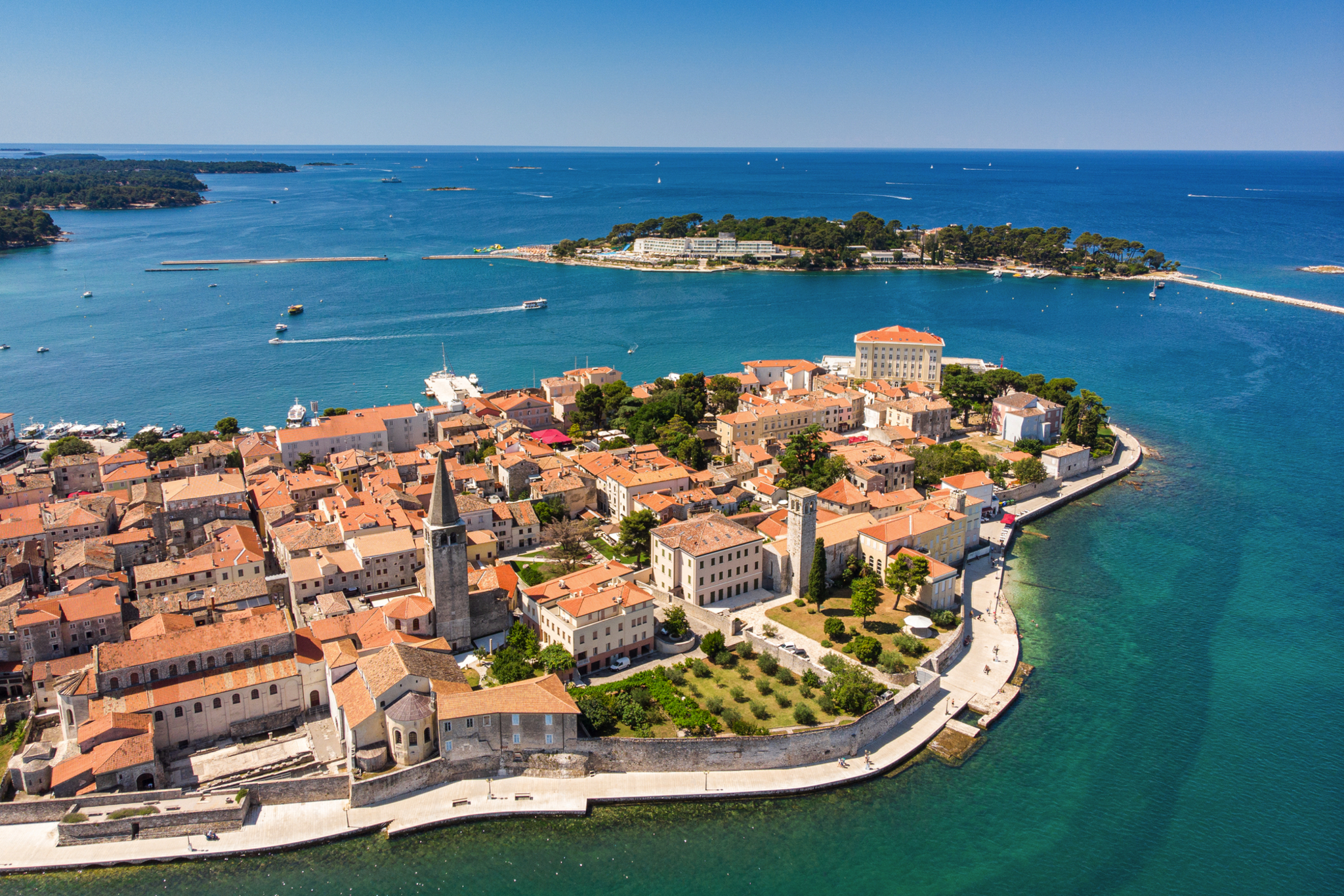 Luftaufnahme der alten Stadt von Porec in Kroatien Bild