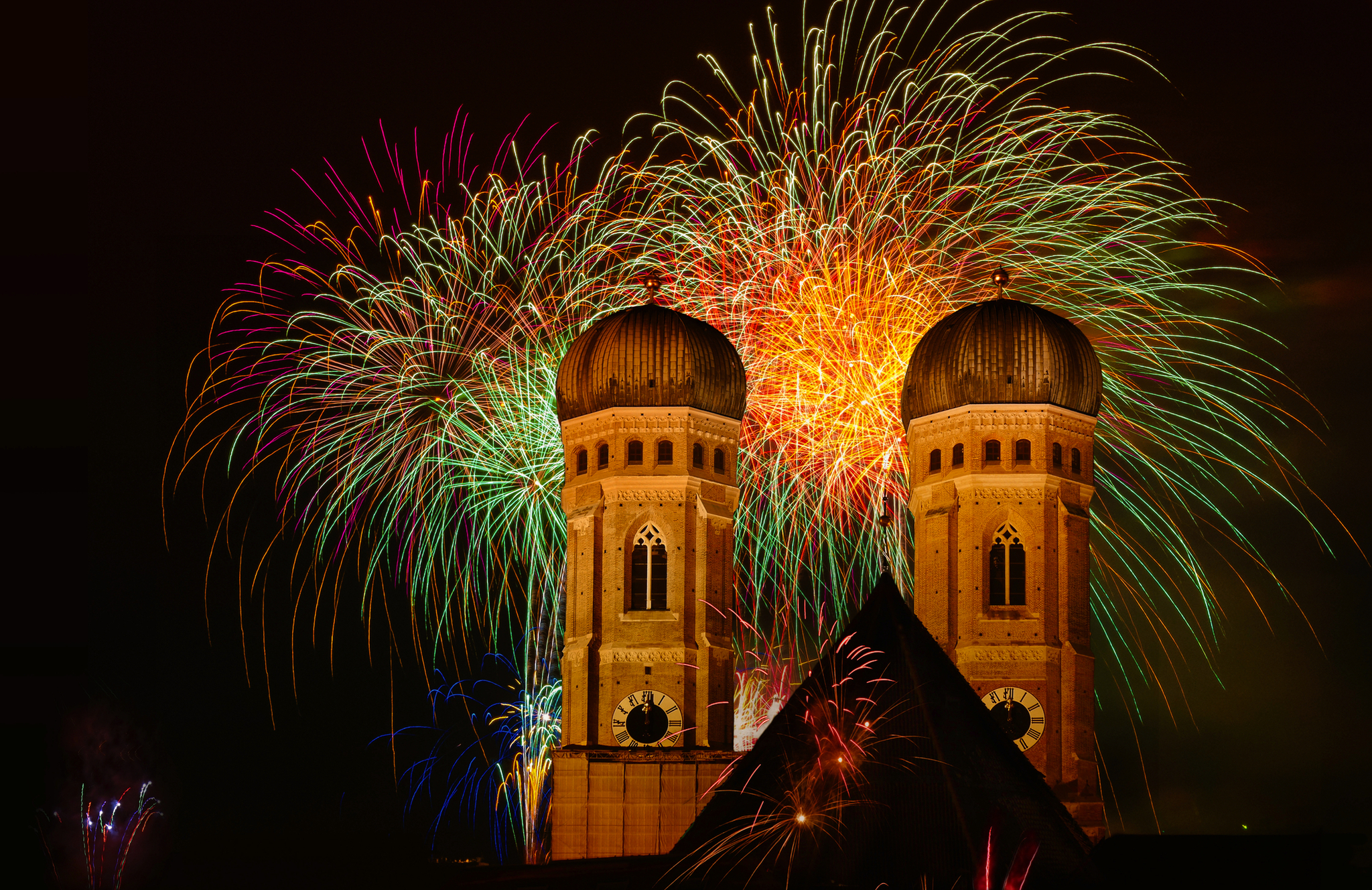 Feuerwerk über der Frauenkirche in München an Silvester.
