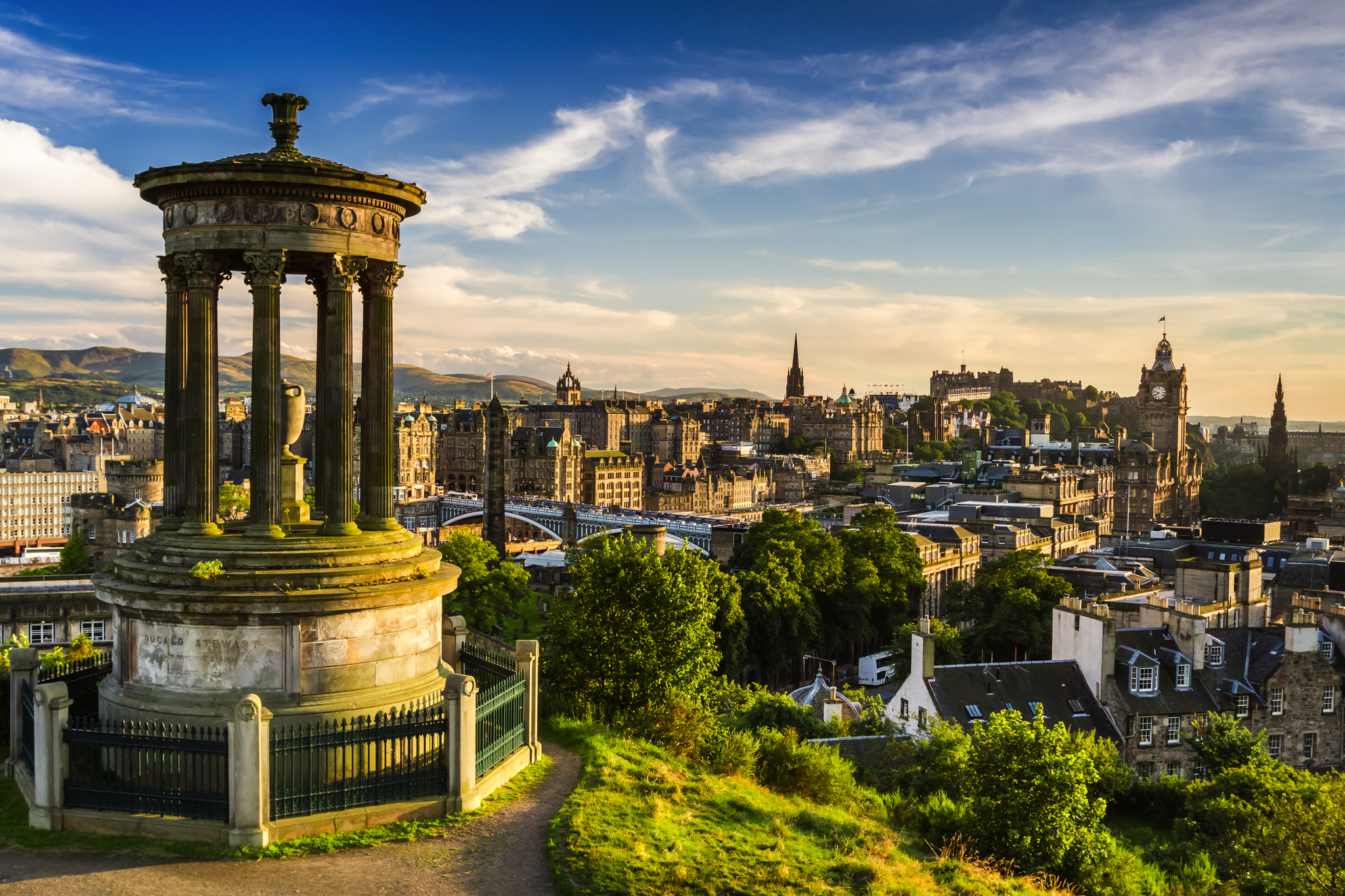 Blick auf Edinburgh mit Dugald Stewart Monument im Vordergrund.