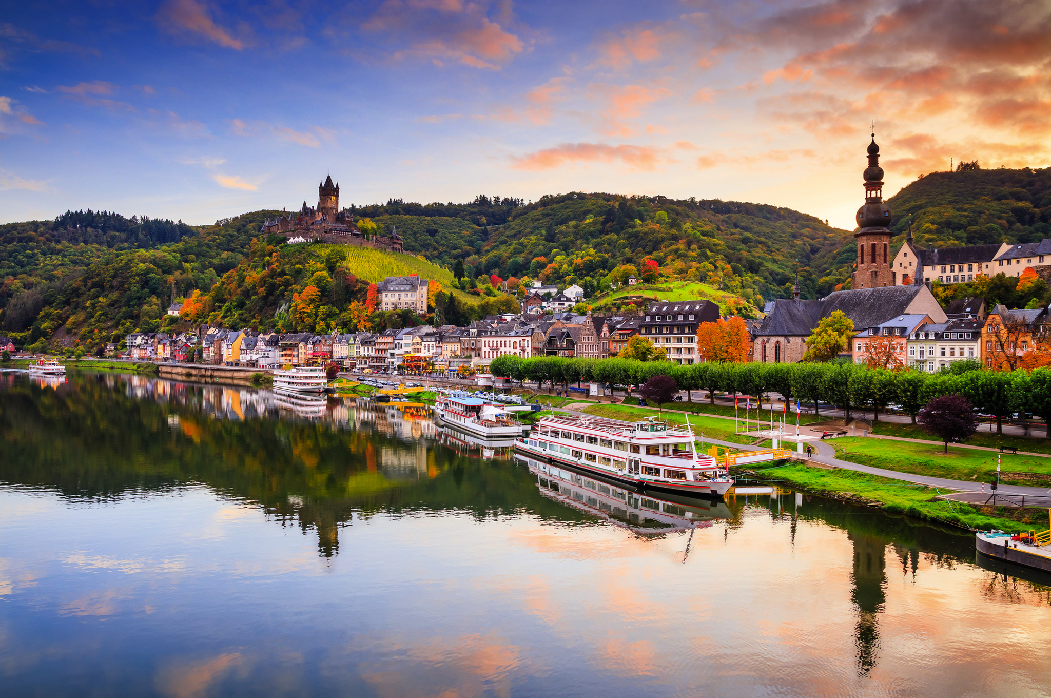 Cochem im Herbst an der Mosel mit Blick auf die Reichsburg und die Promenade.