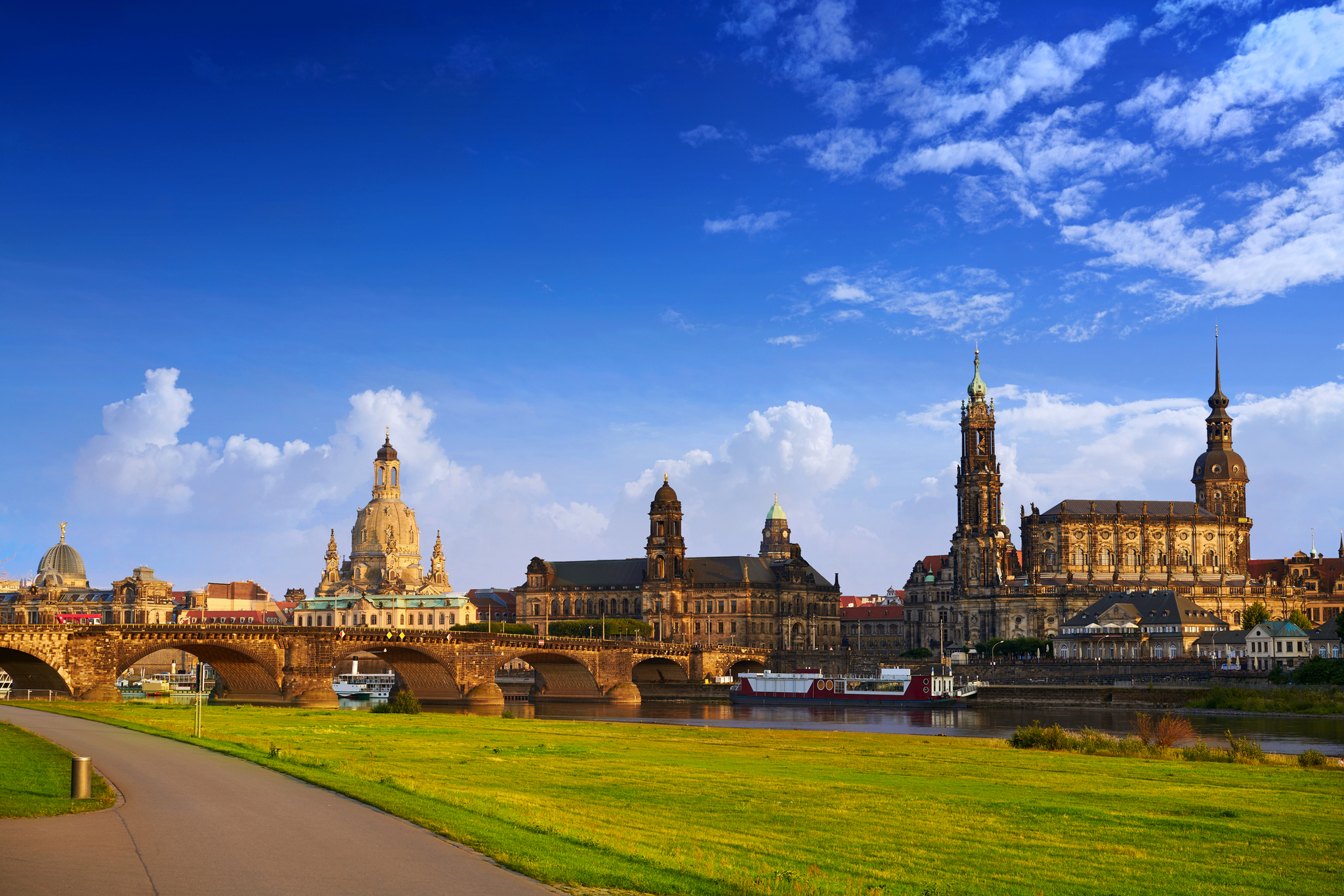 Skyline von Dresden mit Elbe und barocker Architektur bei Sonnenschein.