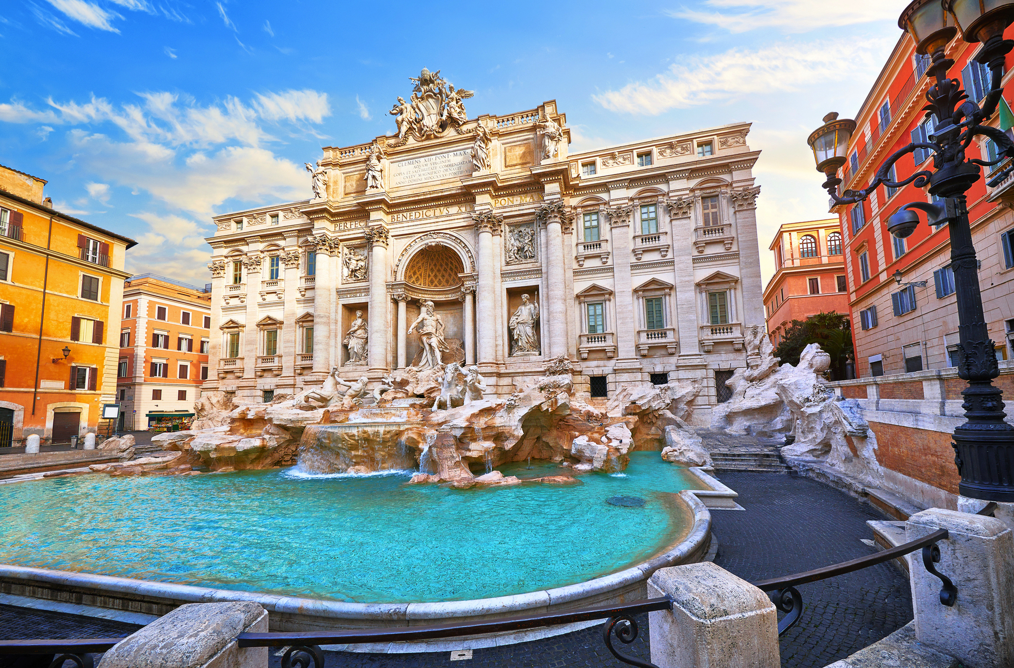 Brunnen mit barocker Architektur in einer belebten Stadtumgebung.