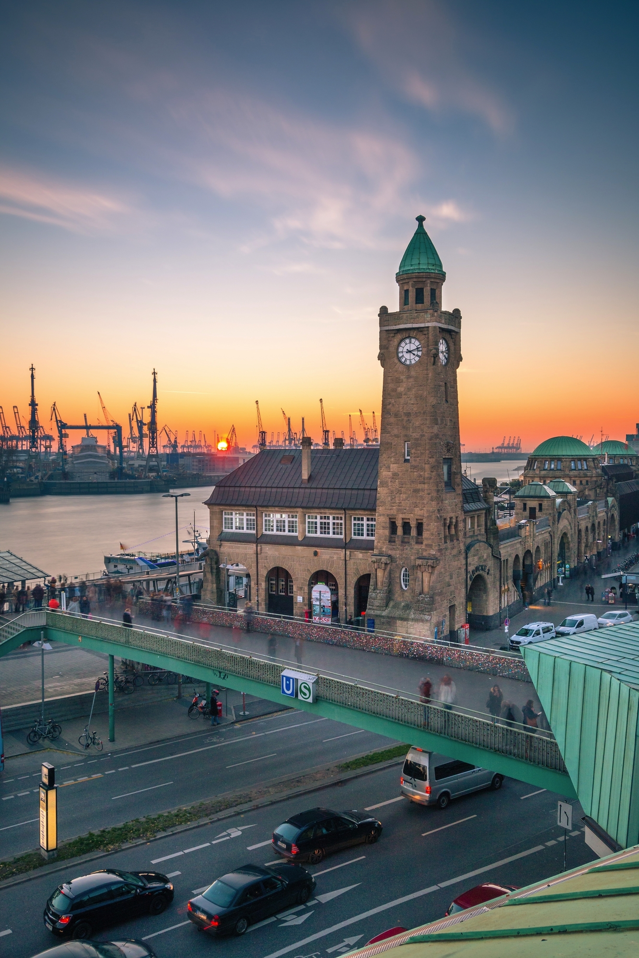 Sonnenuntergang an den Hamburger Landungsbrücken Bild