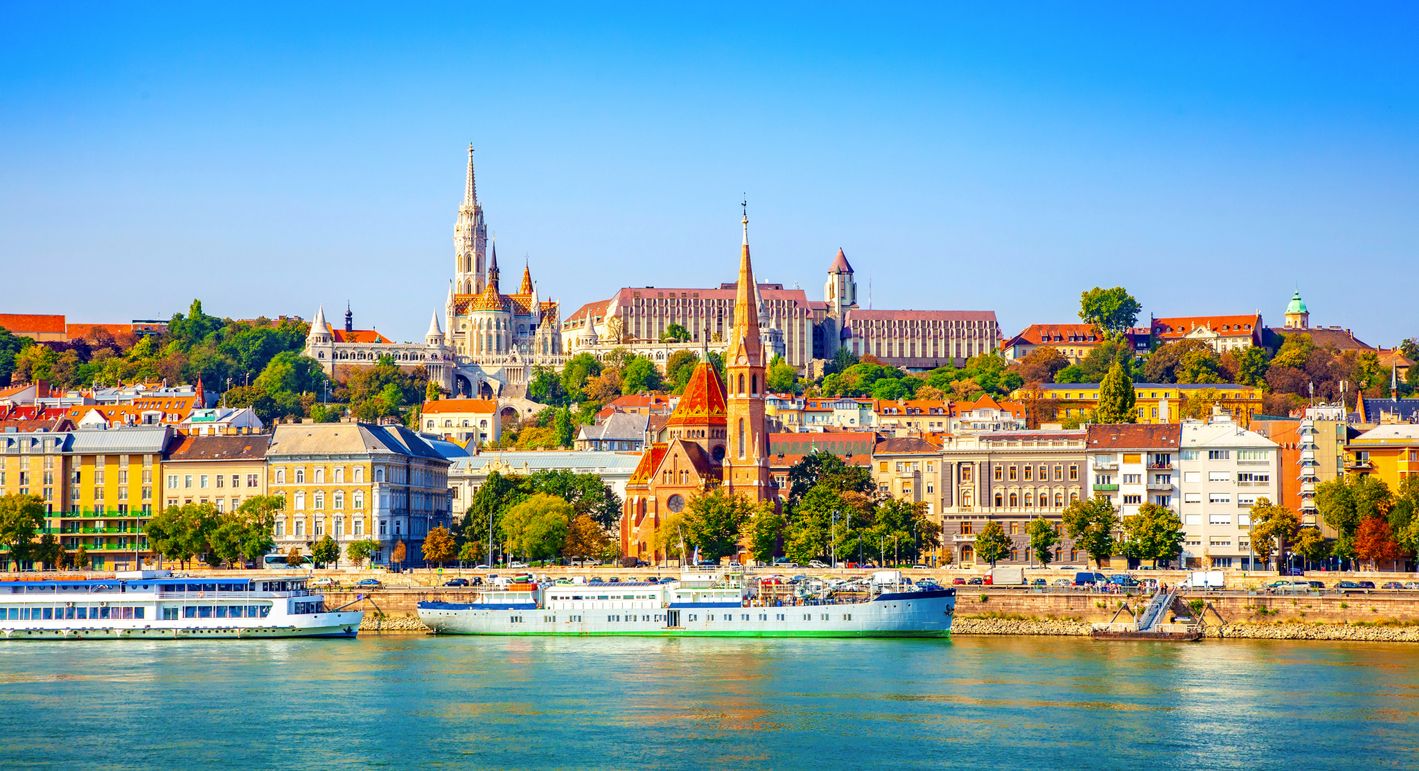 Panorama von Budapest mit Donau und Fischerbastei im Hintergrund.