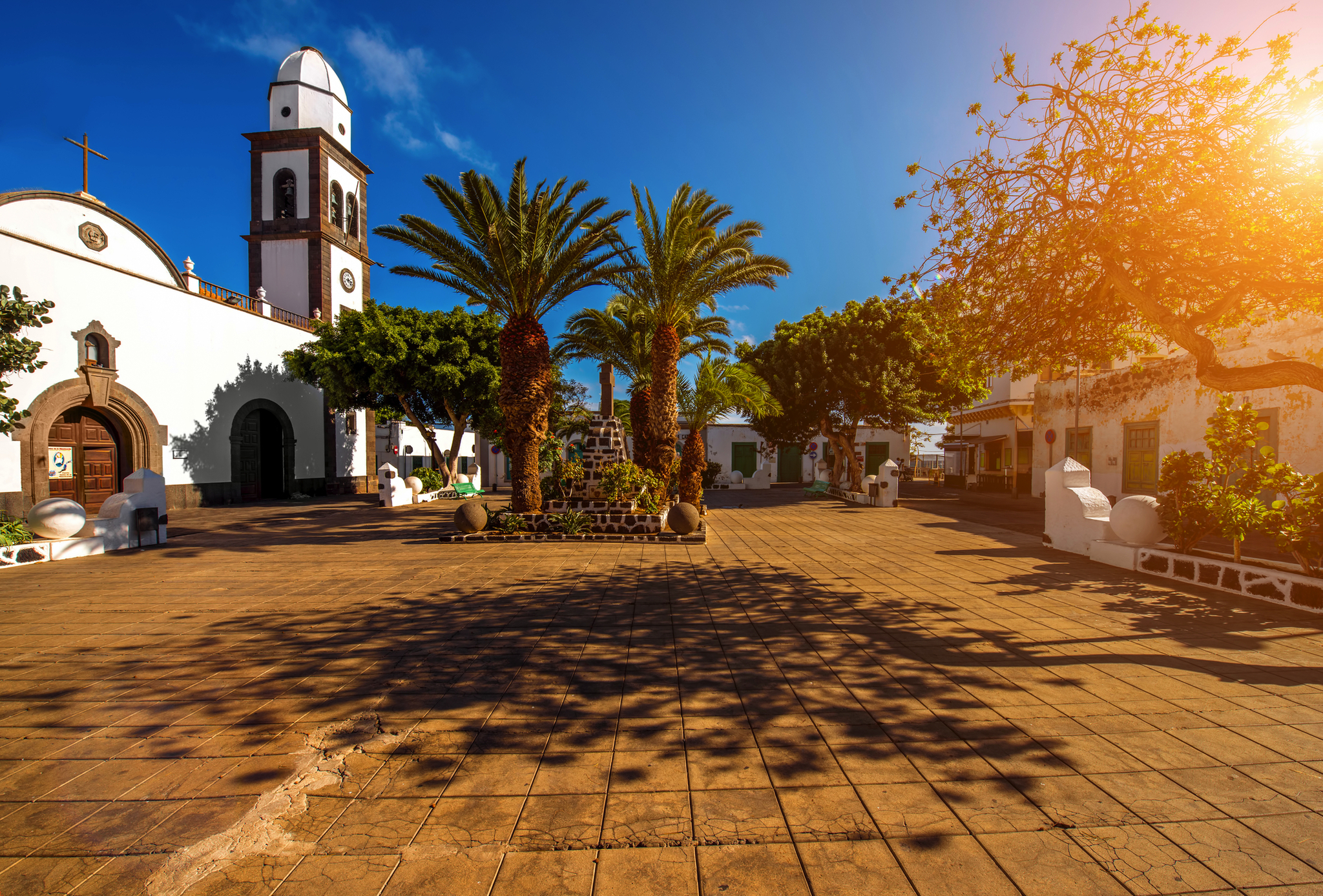 Zentraler alter Platz mit der Kirche San Gines in Arrecife auf der Insel Lanzarote.