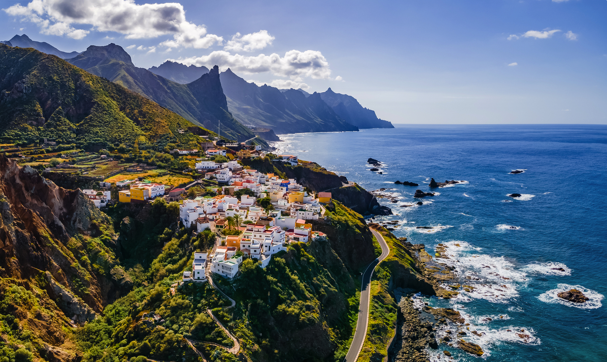 Landschaft mit dem Küstendorf Almáciga auf Teneriffa, umgeben von Bergen und dem Meer.