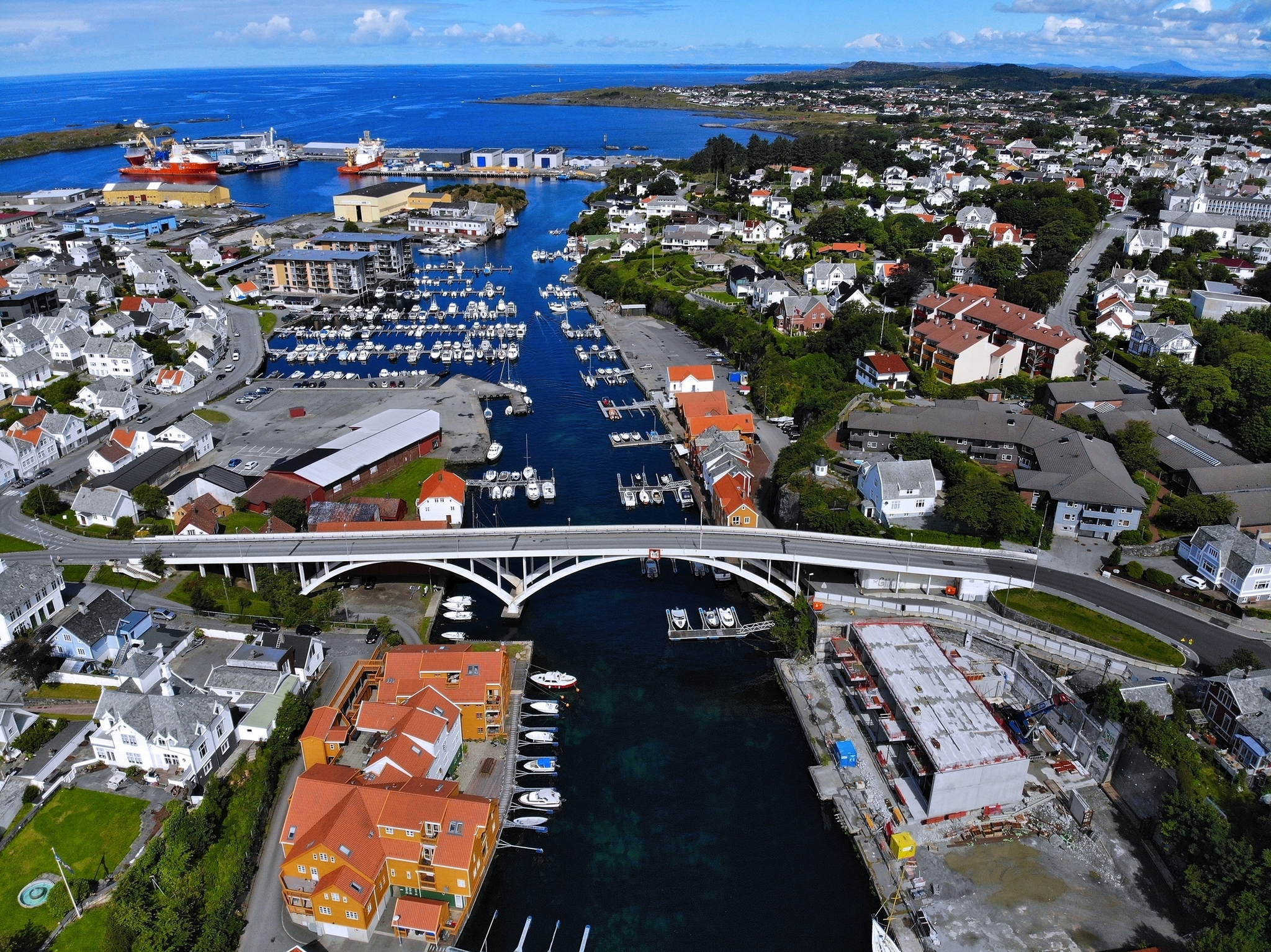 Luftaufnahme von Haugesund in der Provinz Rogaland in Norwegen mit Brücke, Hafen und Gebäuden.