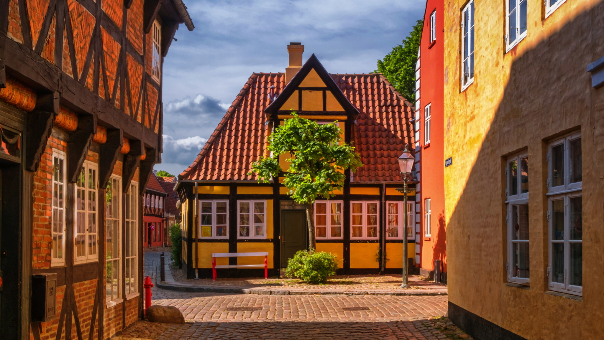 Fachwerkhaus in einer historischen, sonnigen Altstadtgasse.