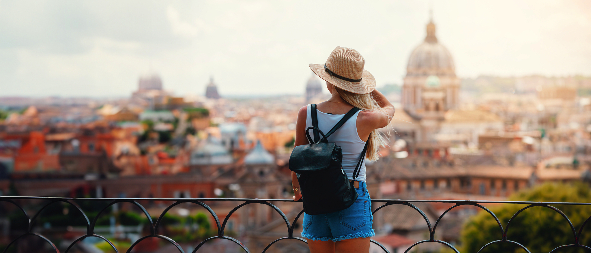 Eine Frau betrachtet die Aussicht auf den Vatikan in Rom, Italien im Sommer.