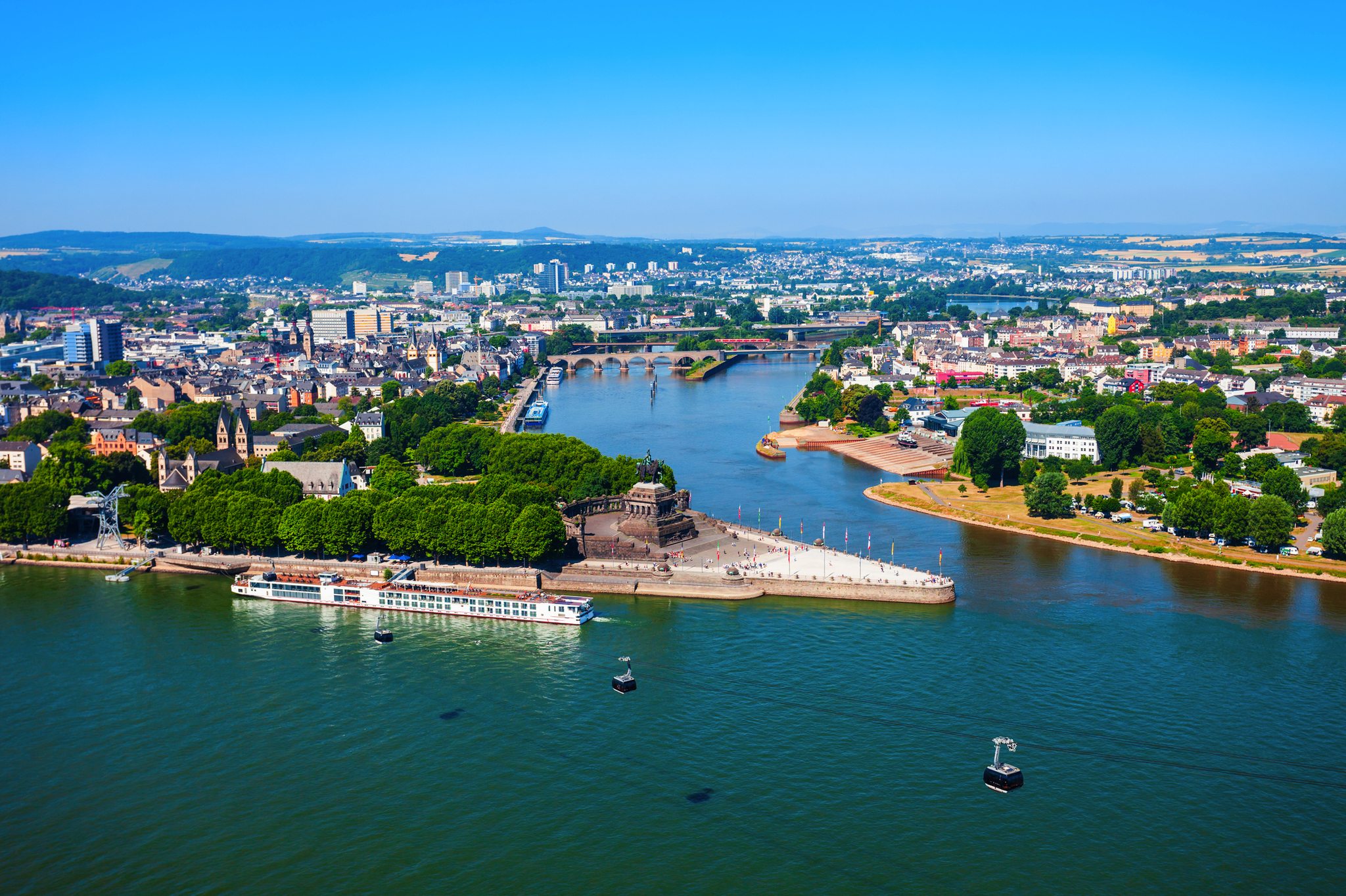 Luftaufnahme des Zusammenflusses von Rhein und Mosel in Koblenz, bekannt als Deutsches Eck.