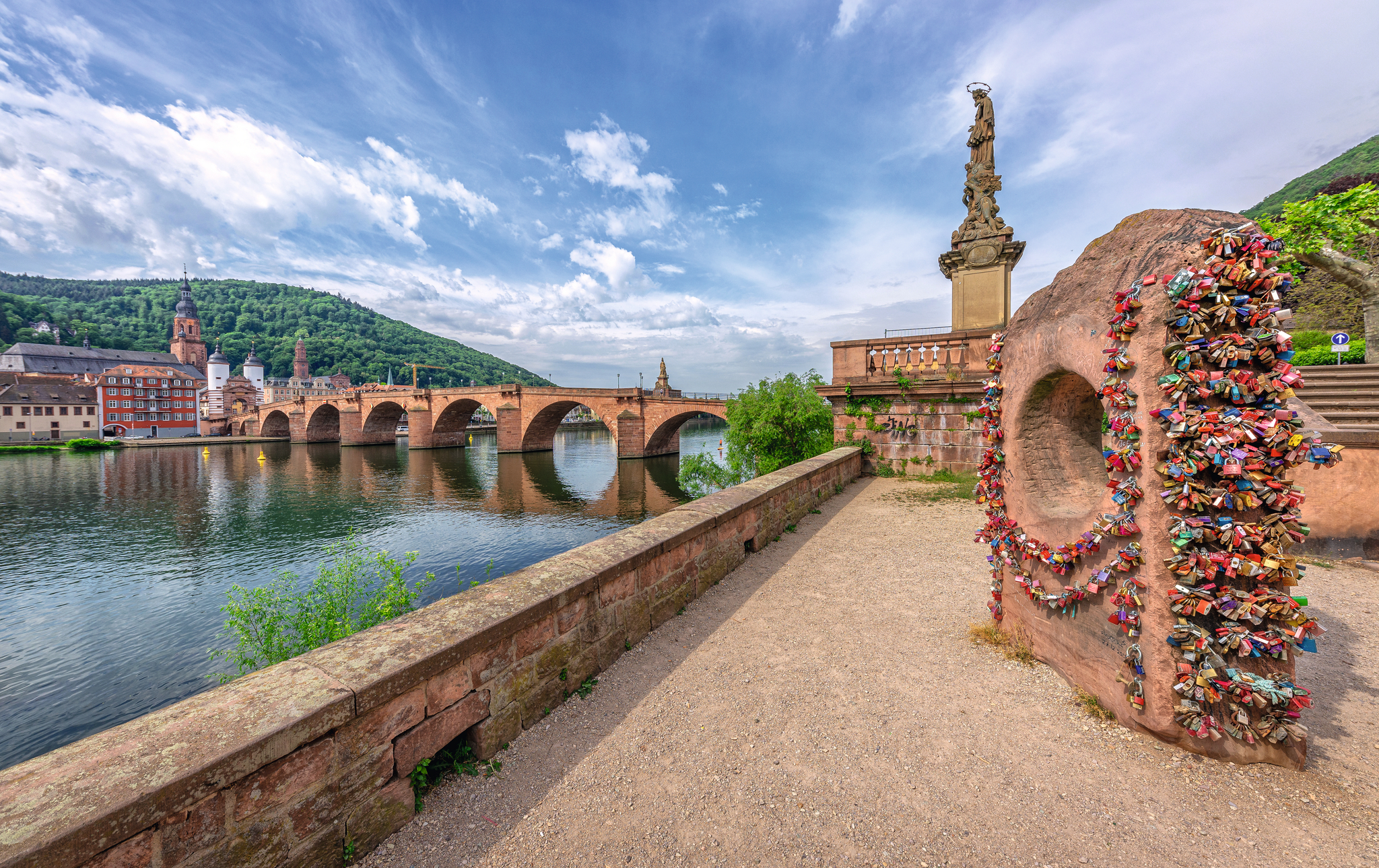 Alte Brücke in Heidelberg mit Blick auf den Neckar und zahlreiche Vorhängeschlösser.