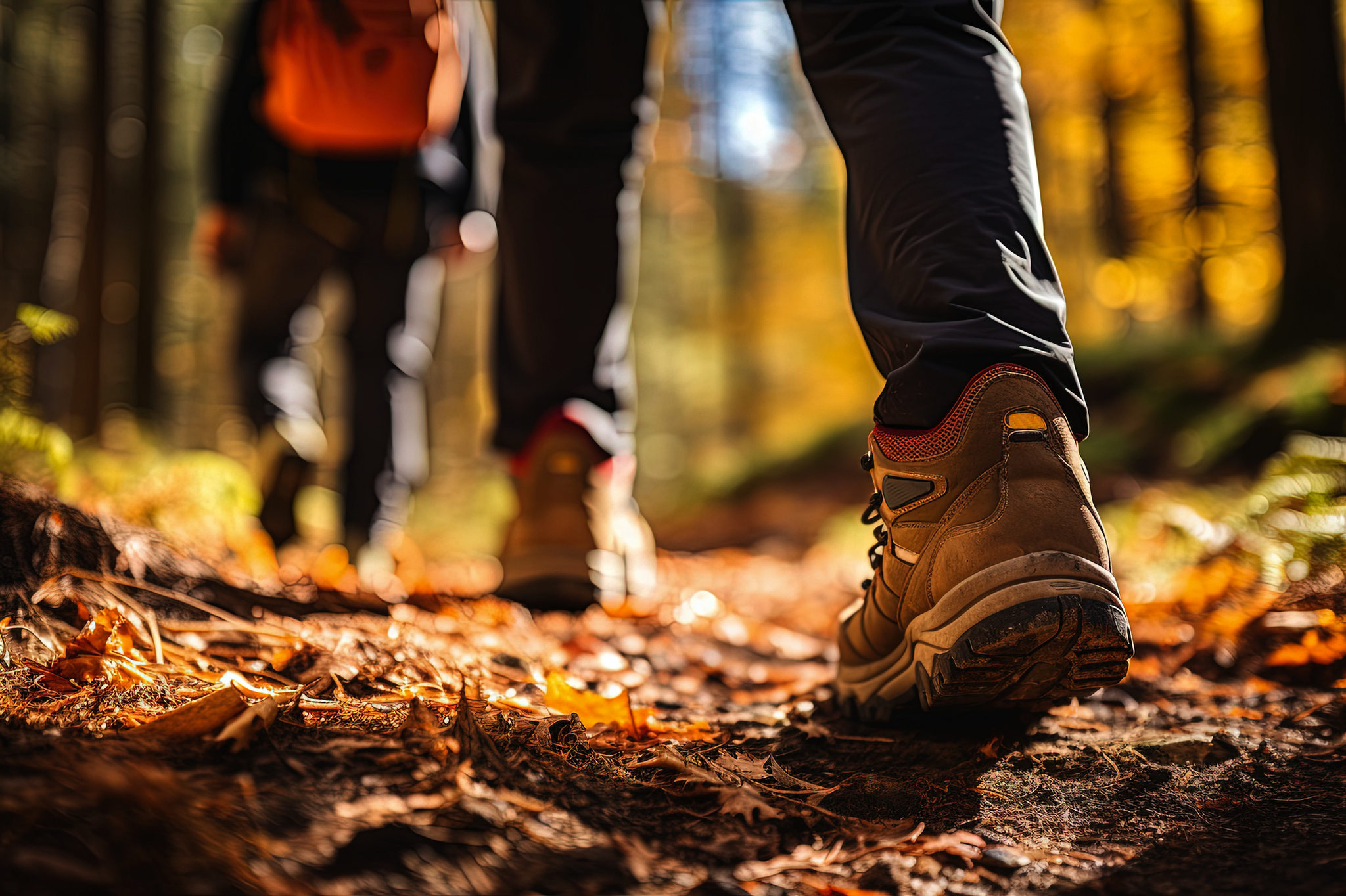 Person wandert auf einem Waldweg, Nahaufnahme von Wanderschuhen.
