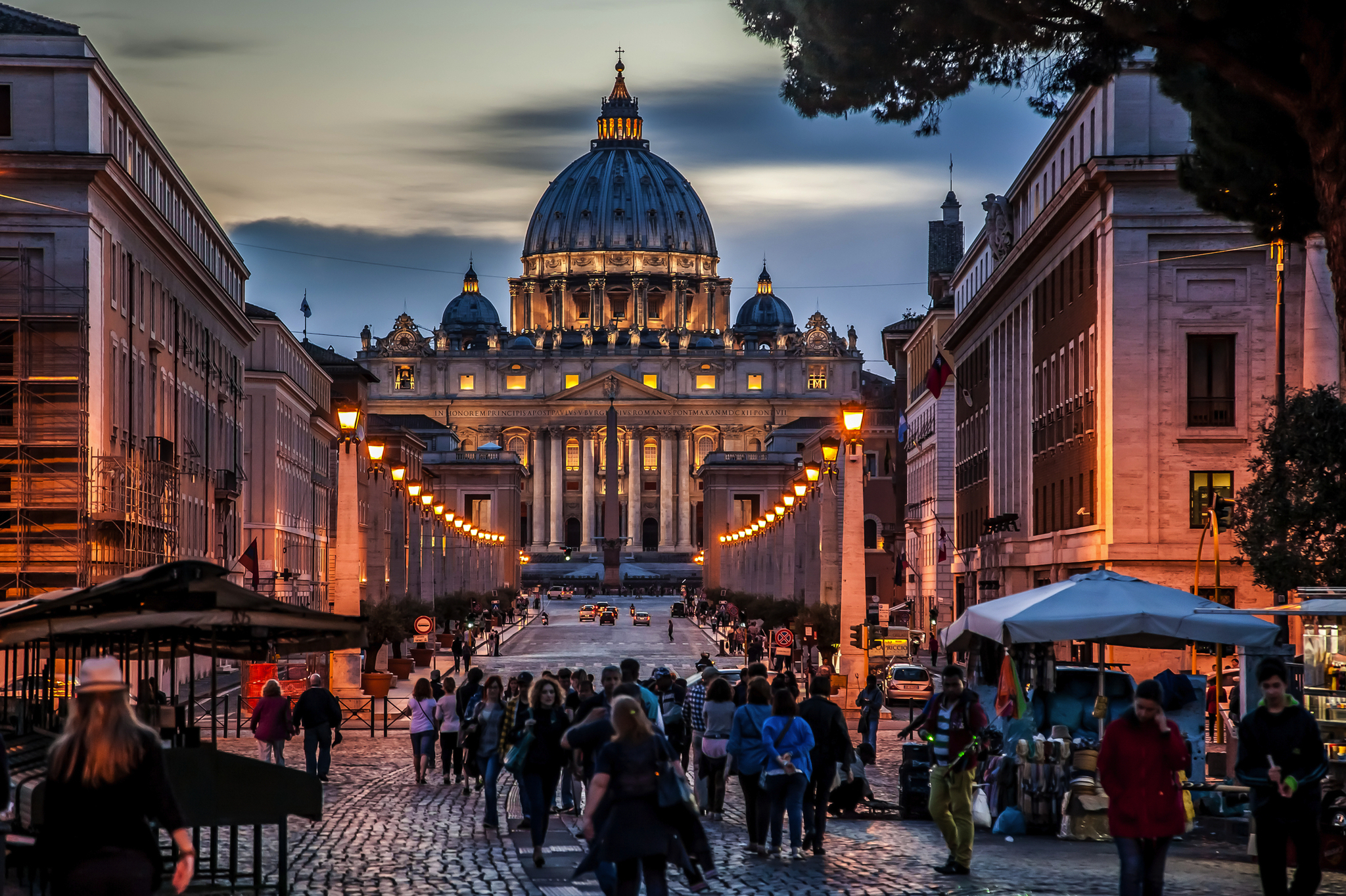Nachtansicht der Basilika St. Peter in Rom Bild