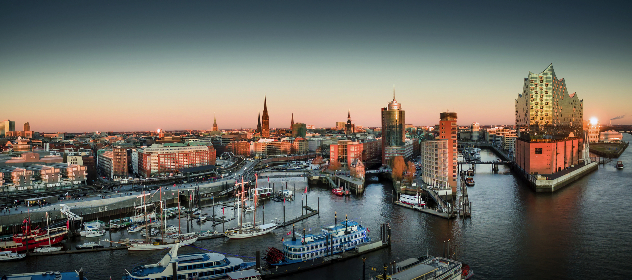 Panoramaansicht der Hamburger HafenCity bei Sonnenuntergang.