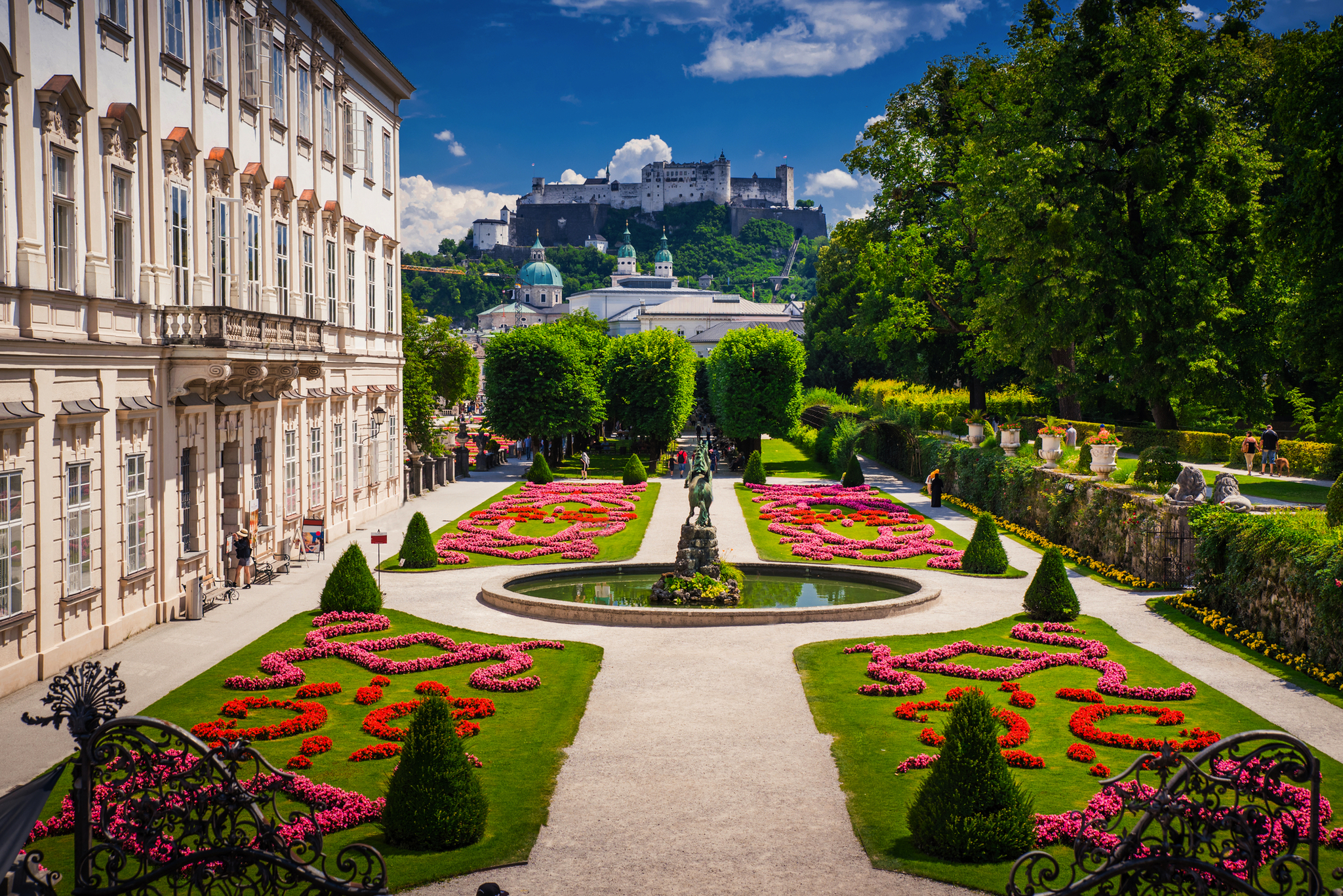 Blick auf Mirabellgarten in Salzburg, mit Festung im Hintergrund.