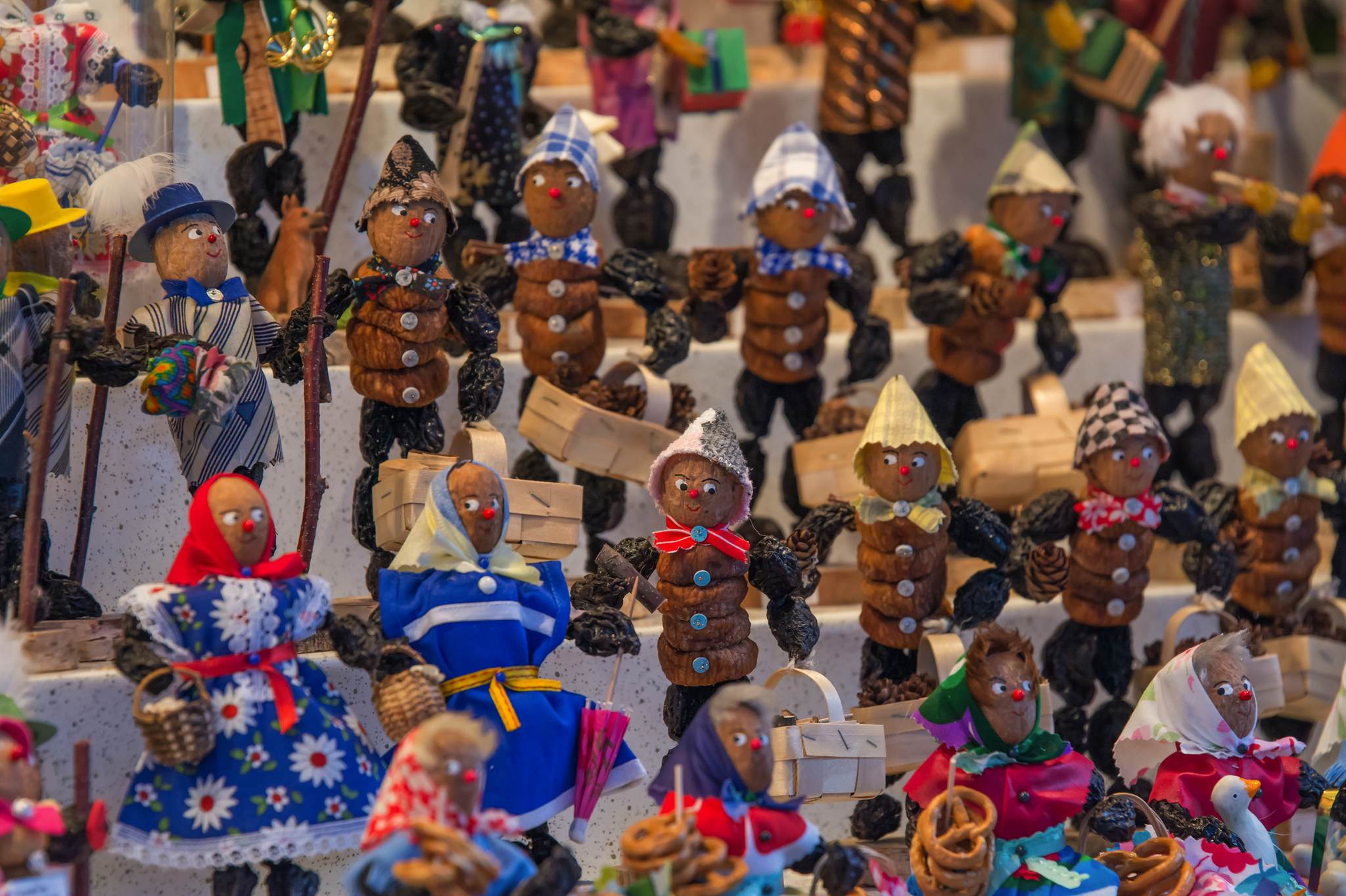 Verschiedene Figuren aus Kastanien und anderen Materialien auf einem Marktstand.