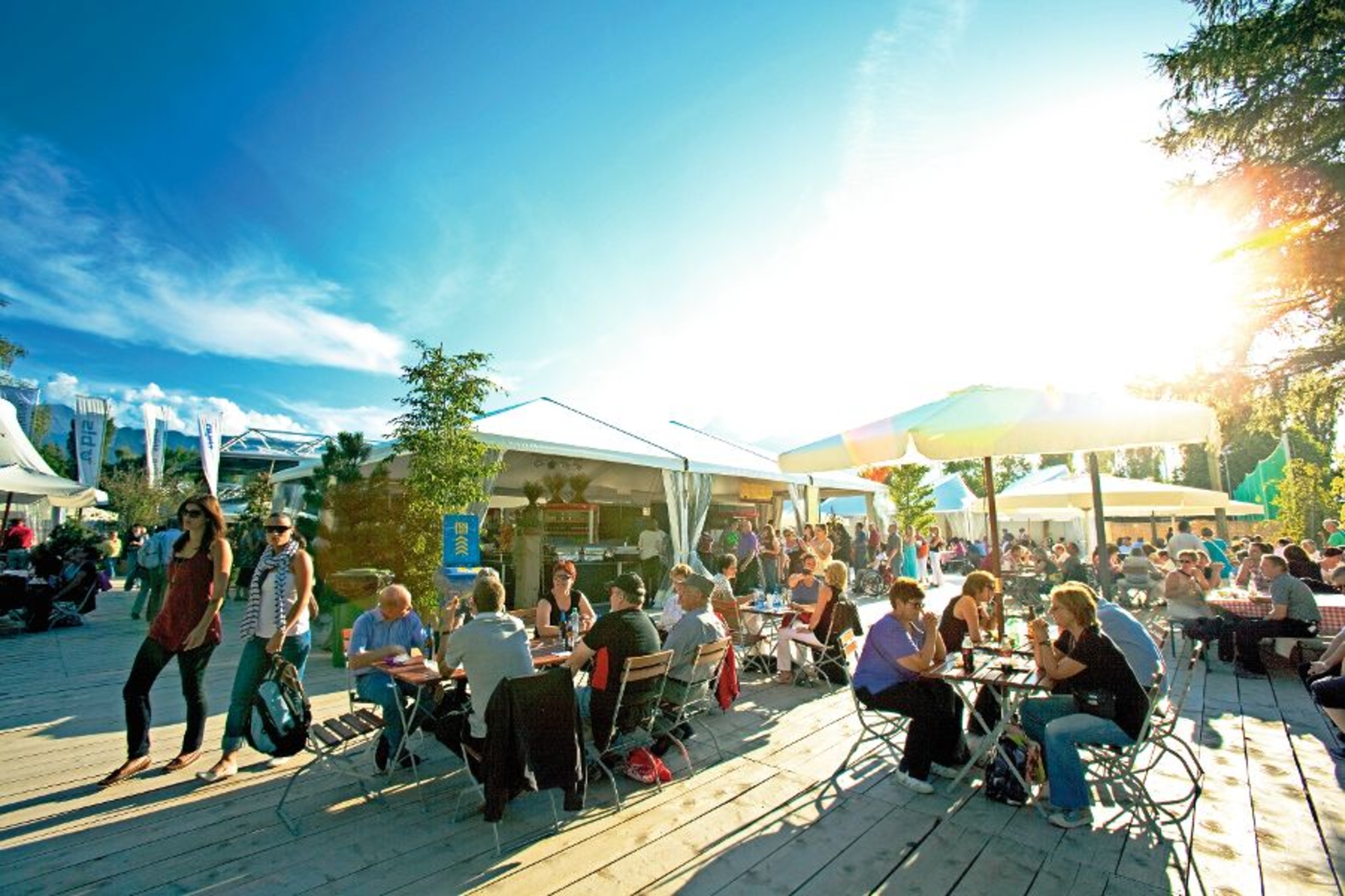 Der Musicalgarten bietet sowohl gedeckte Schattenplätze als auch Sitzgelegenheiten unter freiem Himmel Bild