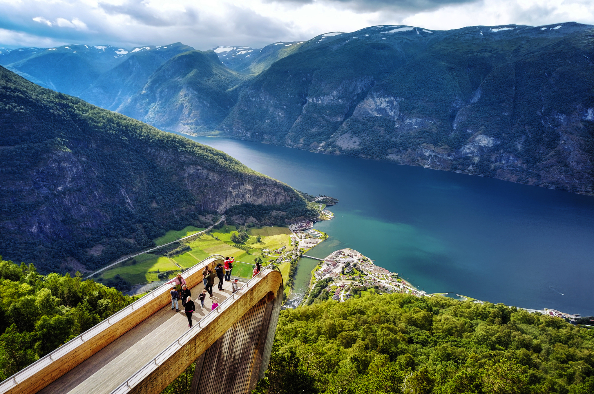 Aussichtsplattform über einem Fjord mit Blick auf eine Berglandschaft.