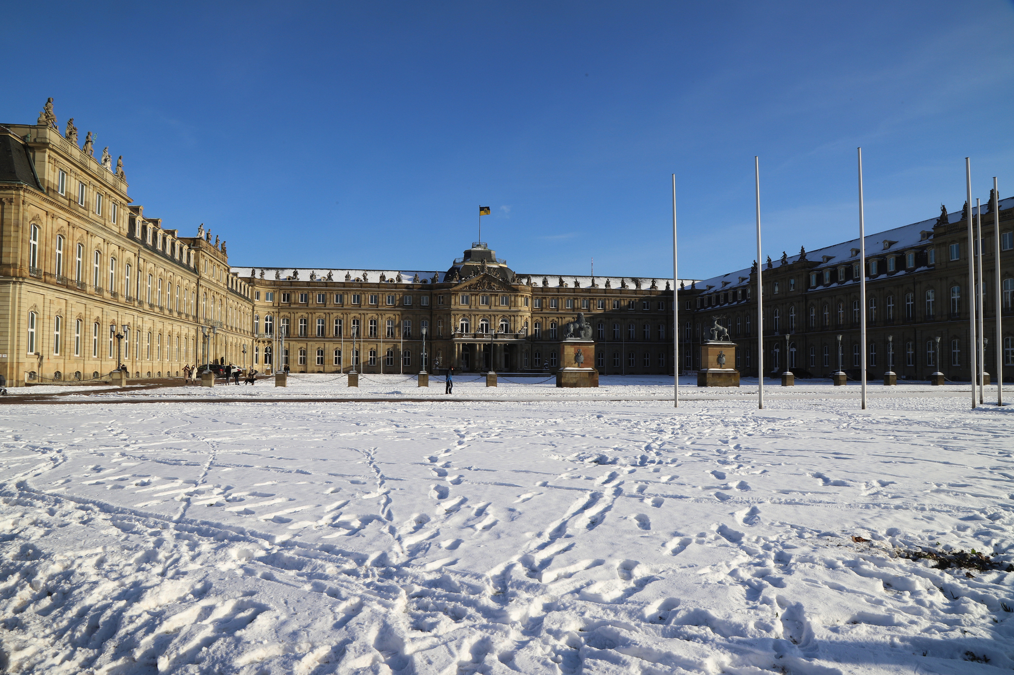 Neues Schloss auf dem Schlossplatz in Stuttgart im Winter mit Schnee bedeckt.