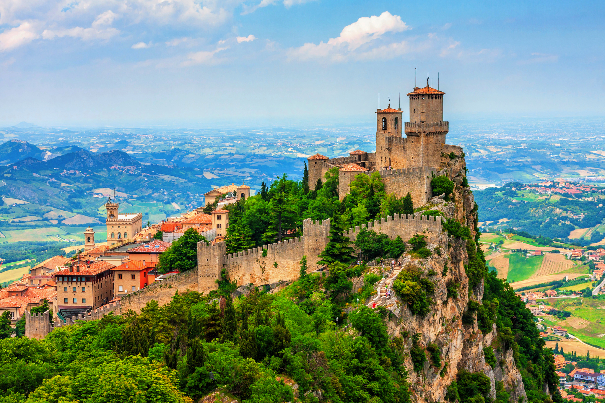 Blick auf den Monte Titano und die Festung San Marino Blick auf den Monte Titano und die Festung San Marino Bild