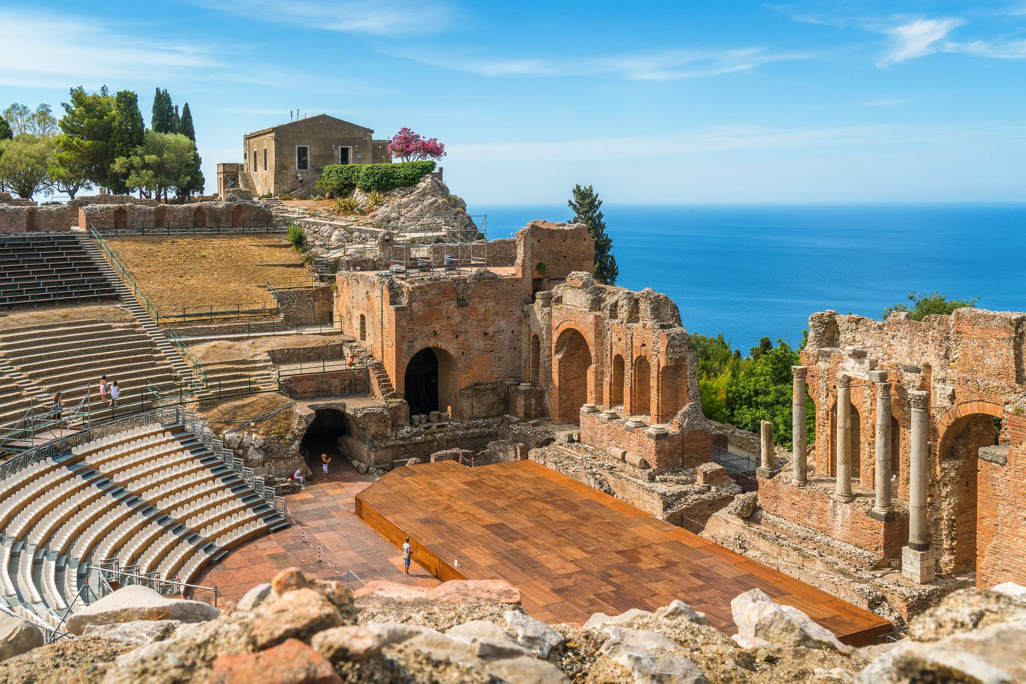 Antikes Theater mit Blick auf das Meer und die umliegende Landschaft.