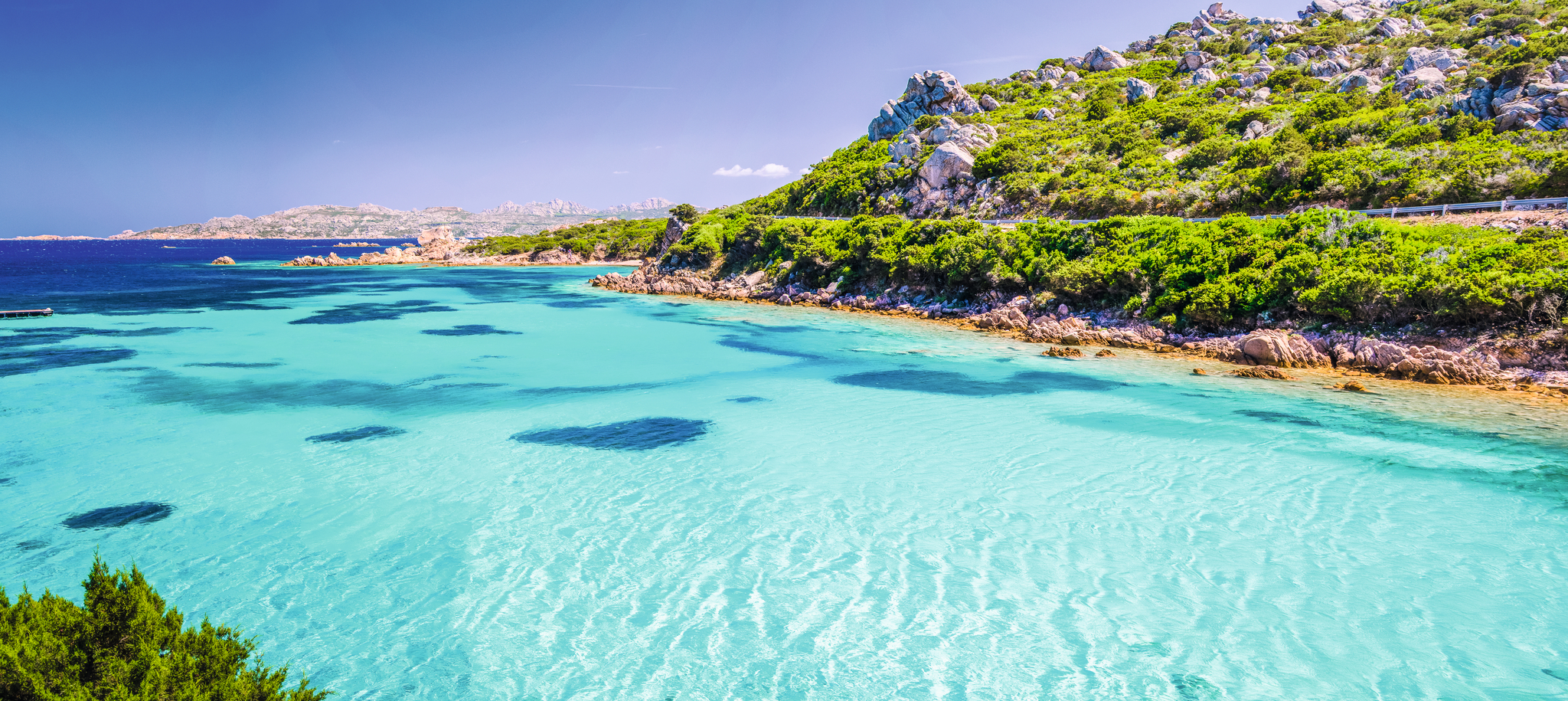 Smaragdgrünes Meerwasser und felsige Küste der Insel Maddalena, Sardinien, Italien.