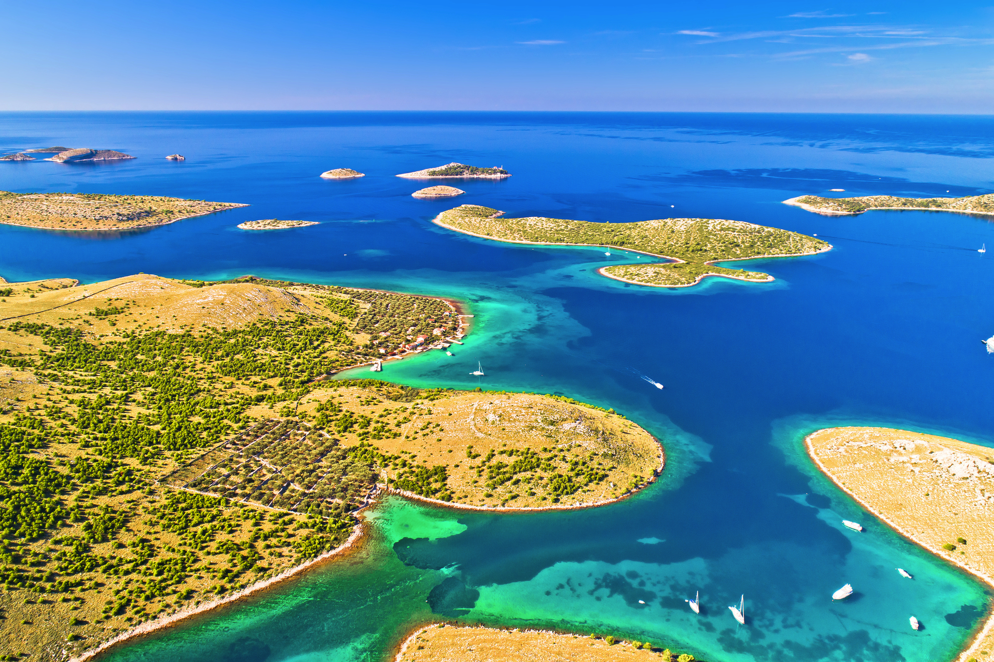 Luftaufnahme von Inseln und klarem blauem Meer mit Booten.