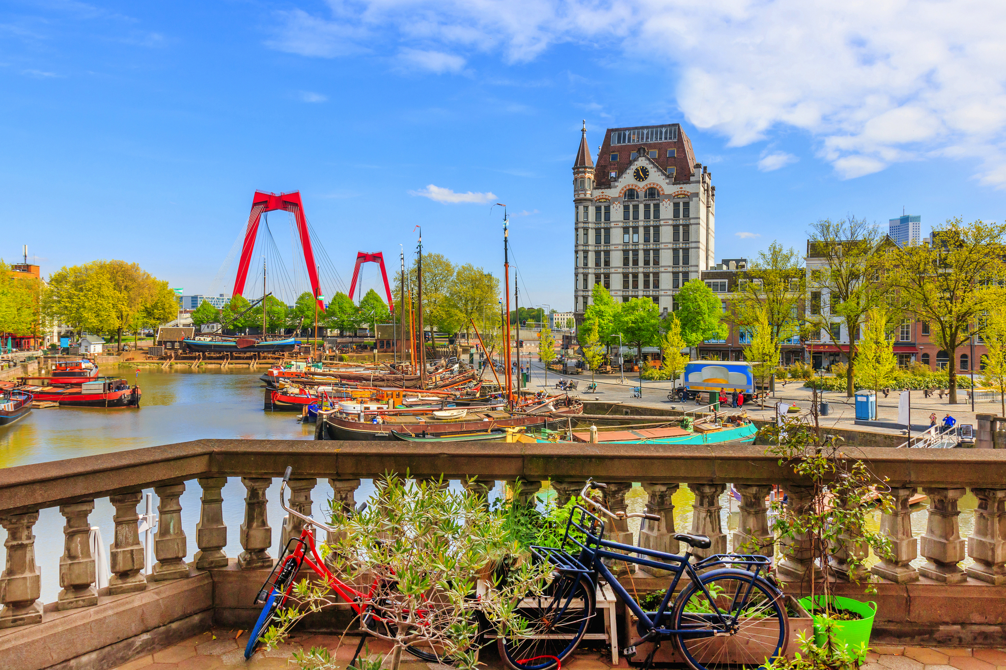 Fahrrad auf einer Brücke mit Blick auf einen Hafen und historische Gebäude.