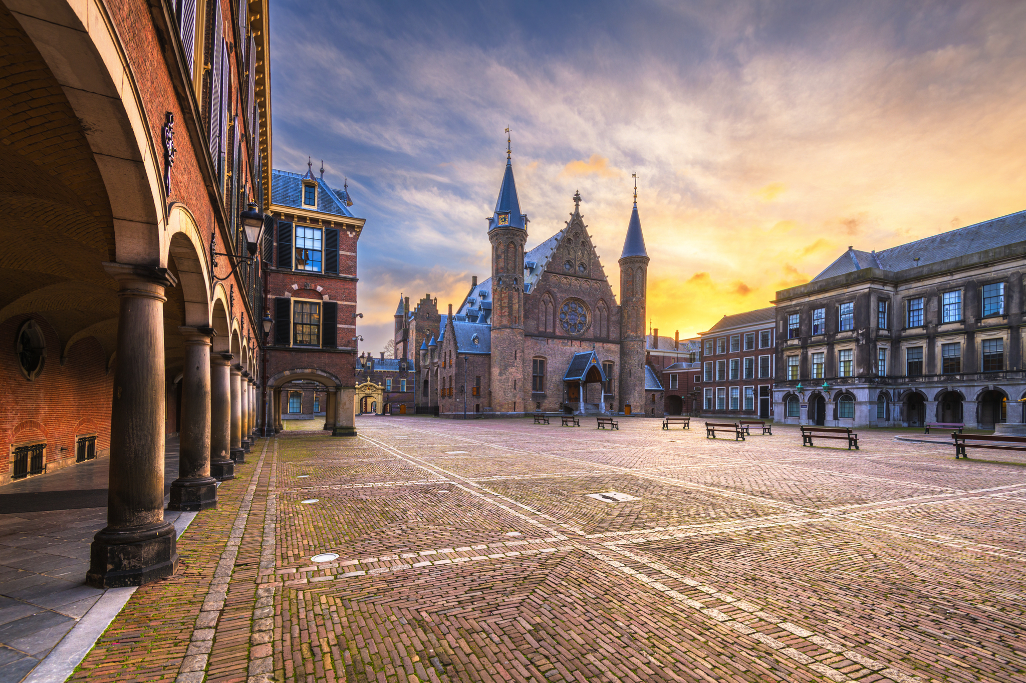 Historischer Innenhof in Den Haag bei Sonnenuntergang.