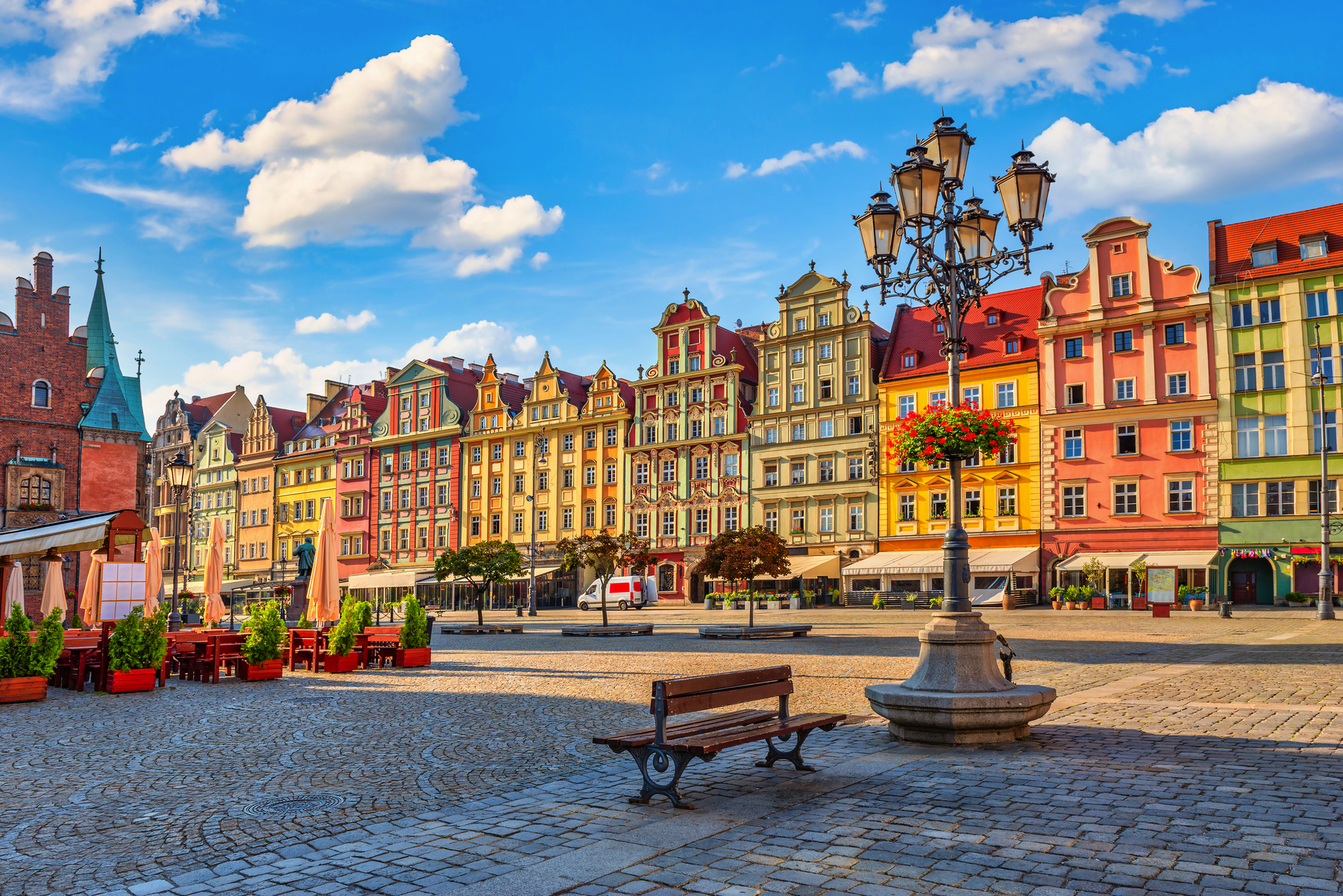 Bunte historische Gebäude am Marktplatz in Breslau bei sonnigem Wetter mit blauem Himmel.