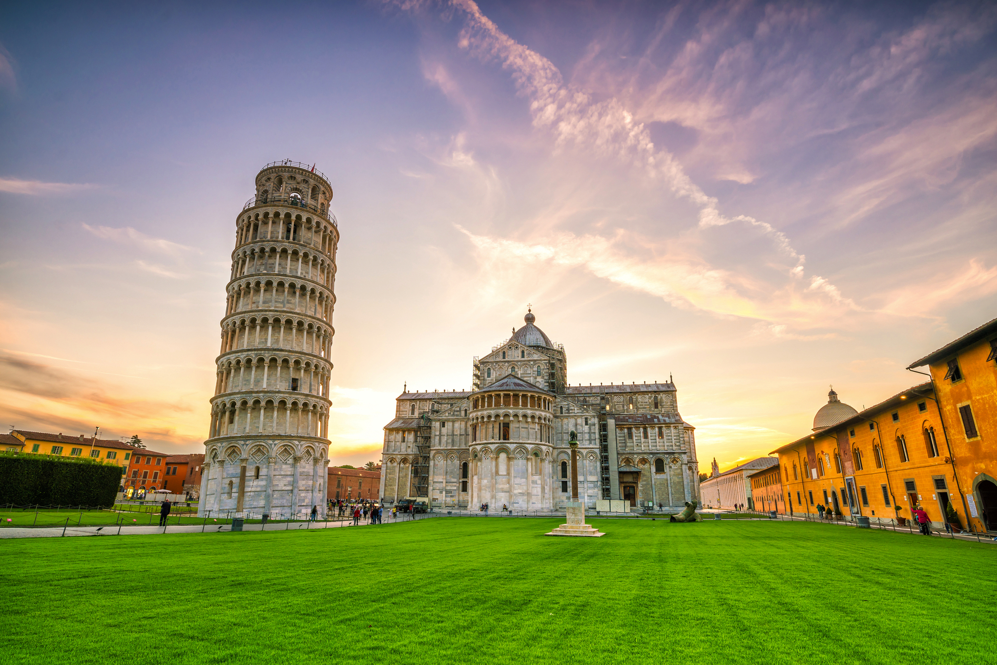 Schiefer Turm und Dom Santa Maria Assunta auf der Piazza dei Miracoli in Pisa, Italien, aus weißem Marmor bei Sonnenuntergang im Herbst.
