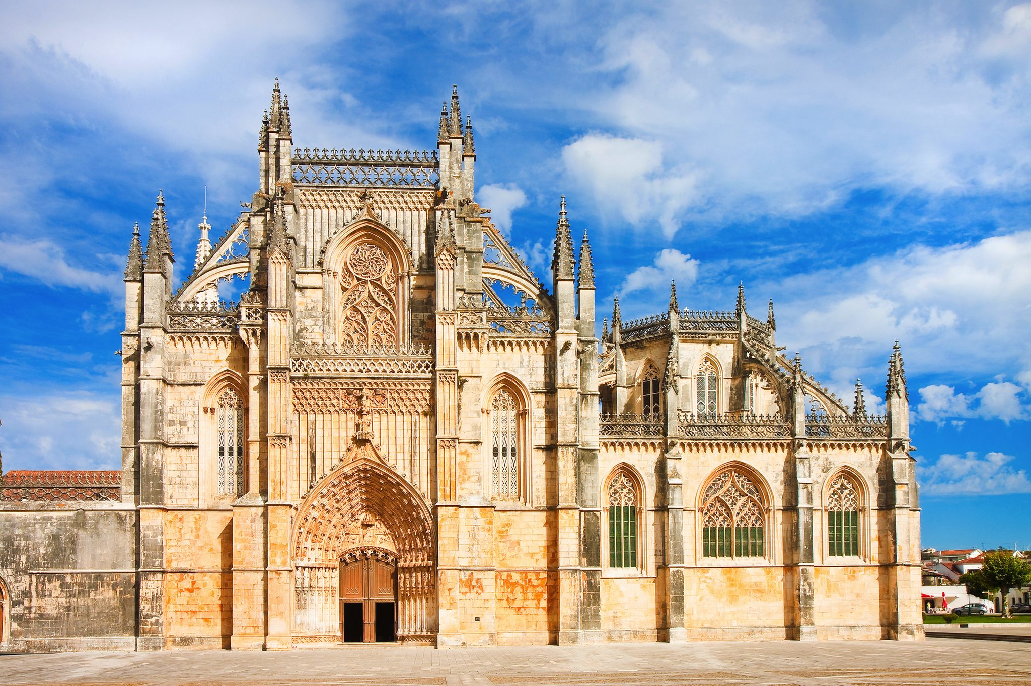 Gotische Kathedrale mit reich verziertem Eingang unter blauem Himmel