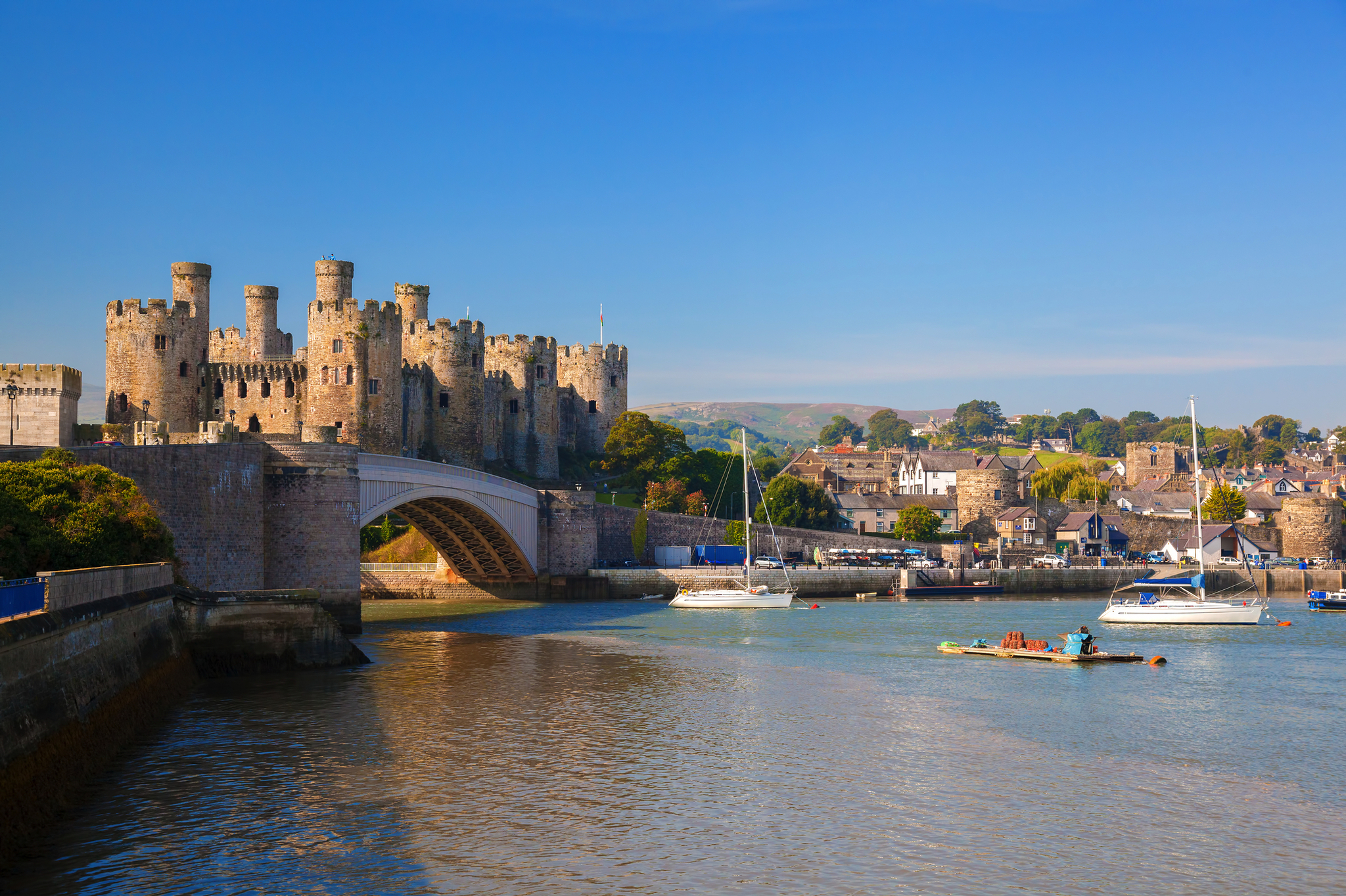 Conwy Castle in Wales mit Blick auf den Fluss und umliegende Landschaft.