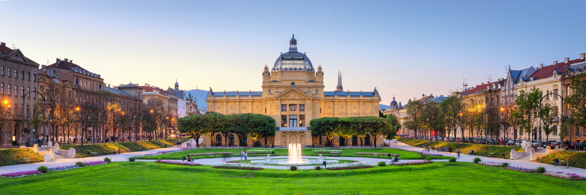 Panoramablick auf den Kunstpavillon und Park bei Sonnenuntergang in Zagreb, Kroatien.