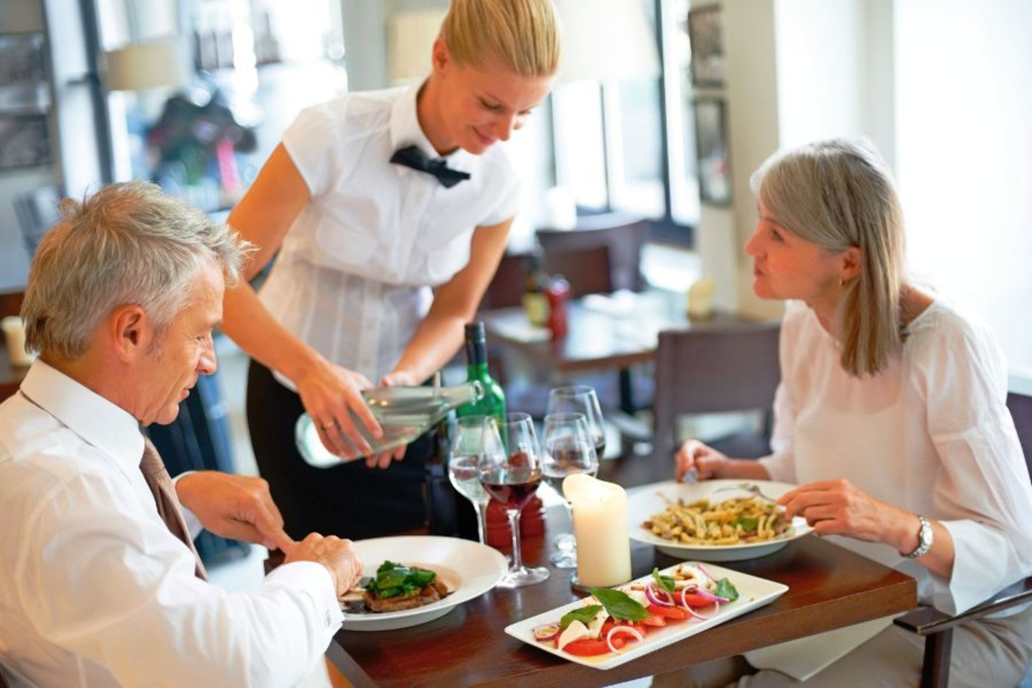 Paar beim Mittagessen Bild