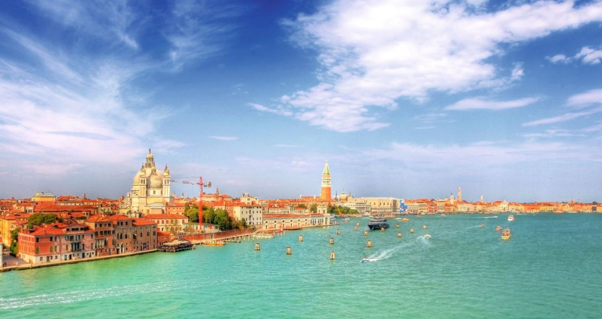 Panoramablick auf Venedig mit Gebäuden und Wasser bei klarem Himmel.