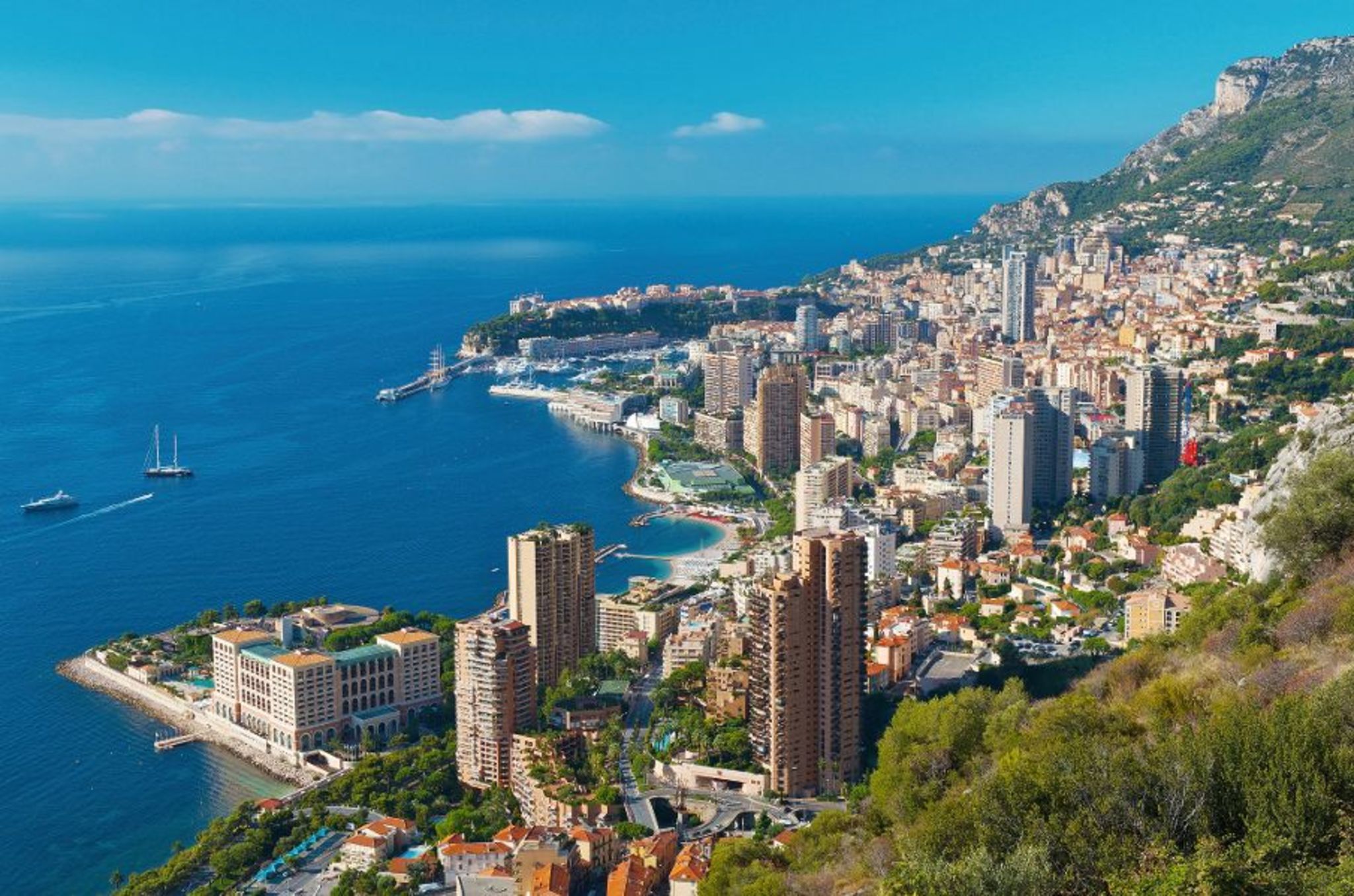 Küste von Monaco mit Hochhäusern und blauem Meer im Hintergrund.